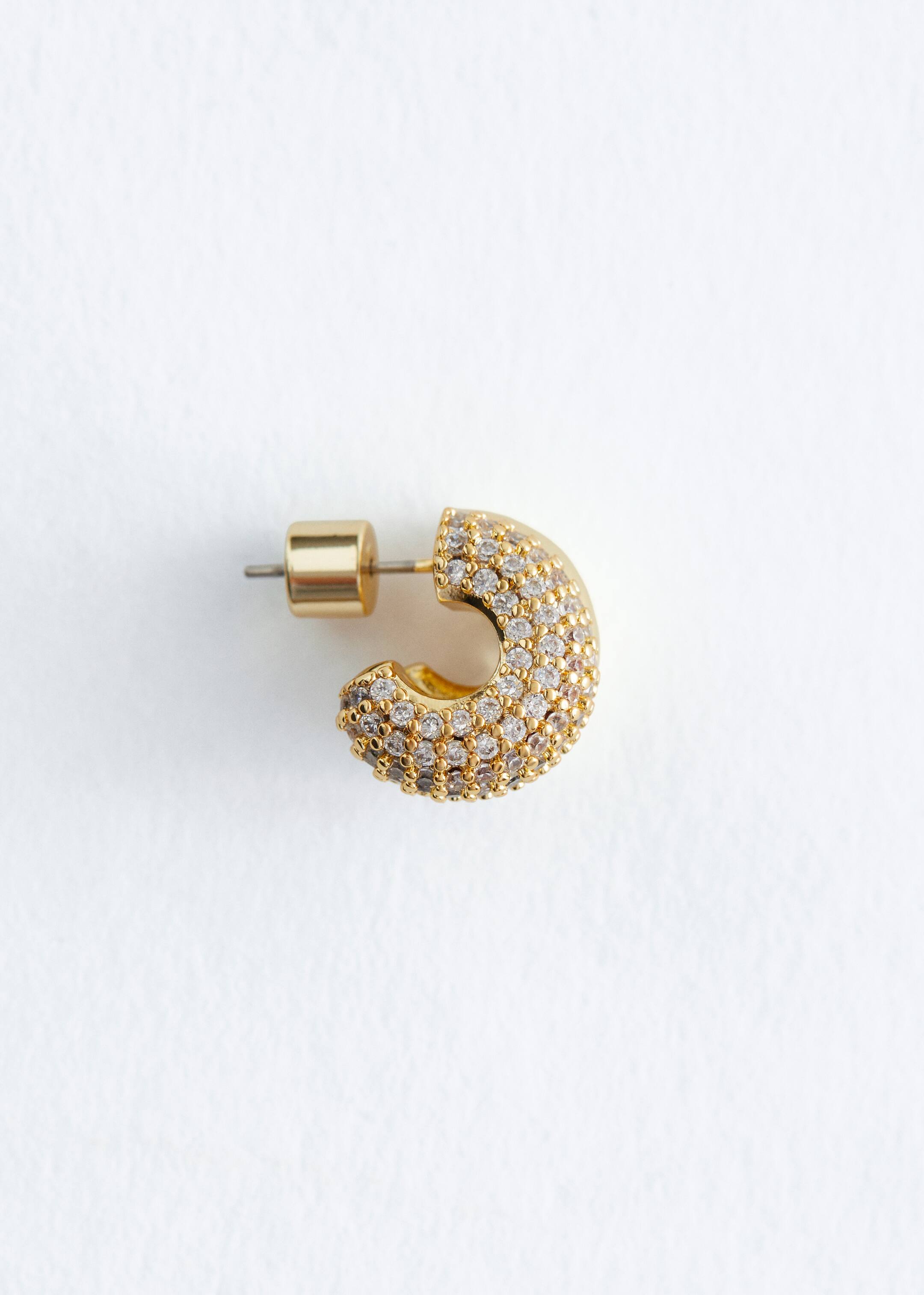 Ver imagen más grande: Un solo pendiente grueso en forma de C de tono dorado está completamente cubierto de piedras brillantes pavé de tonos claros y sutilmente rosados, con un poste de perno que se extiende desde su parte trasera.