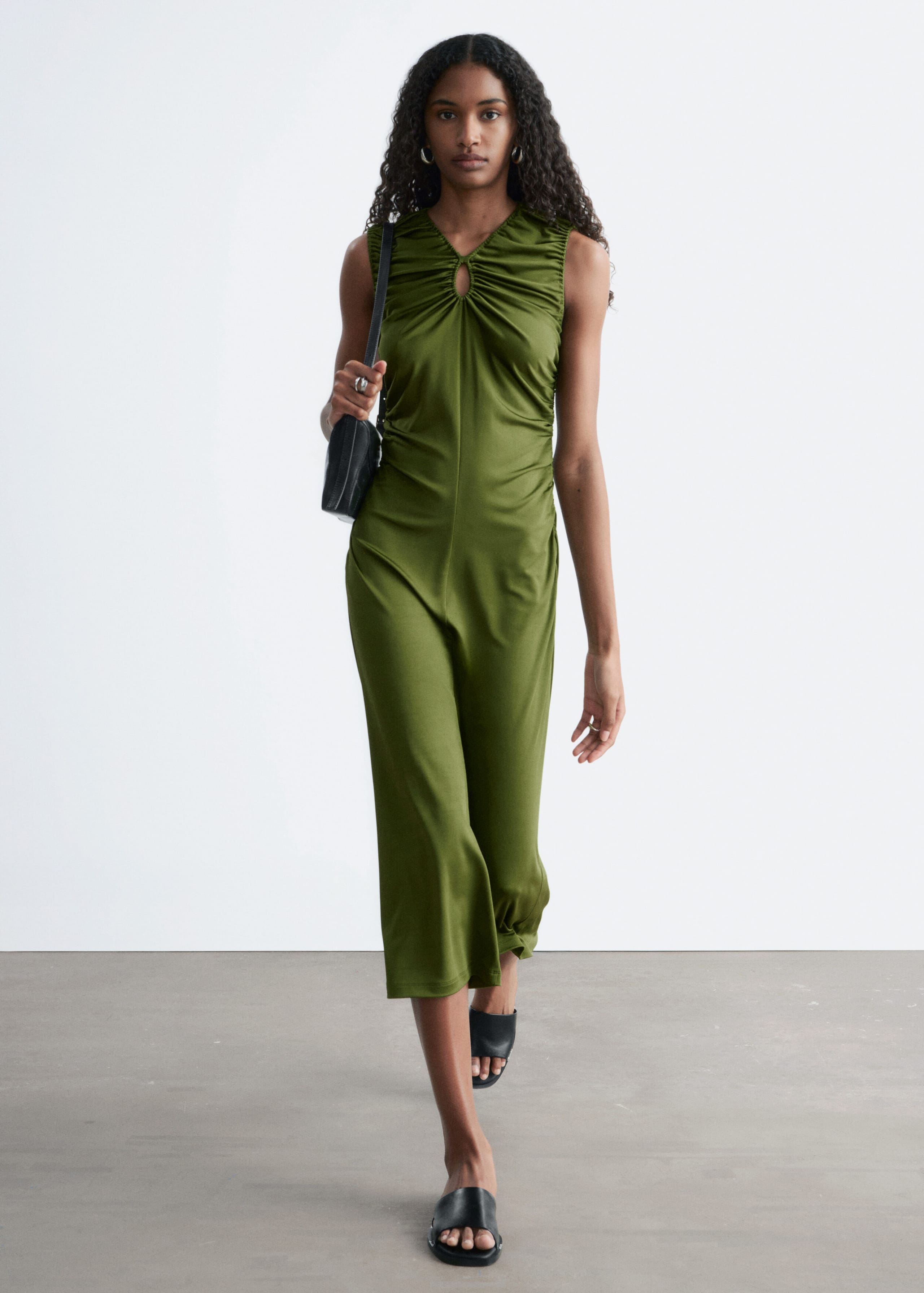 Image of Marszczona sukienka midi z wycięciem na plecach