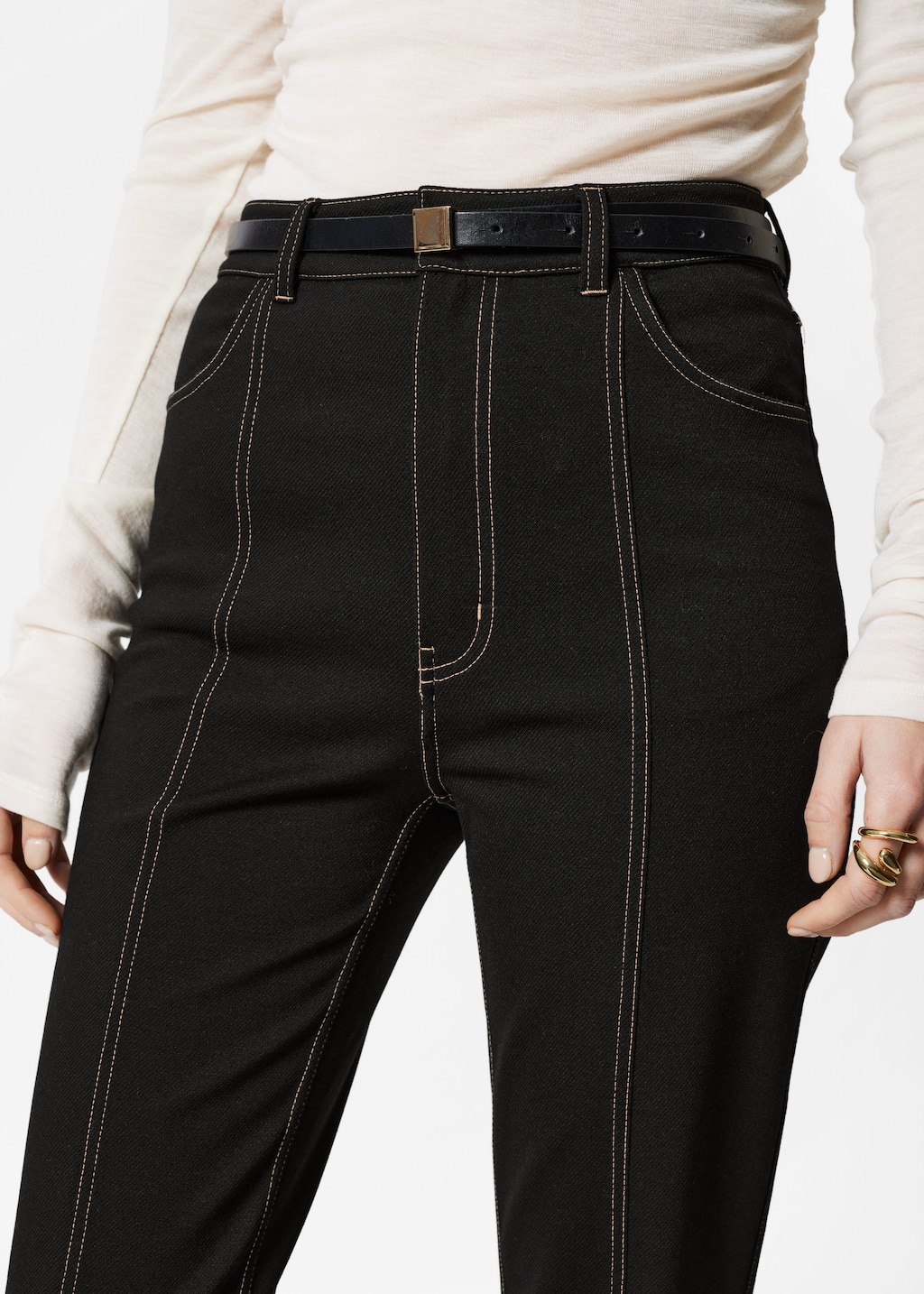 Pantalones acampanados con pespuntes - Negro - Lookbook