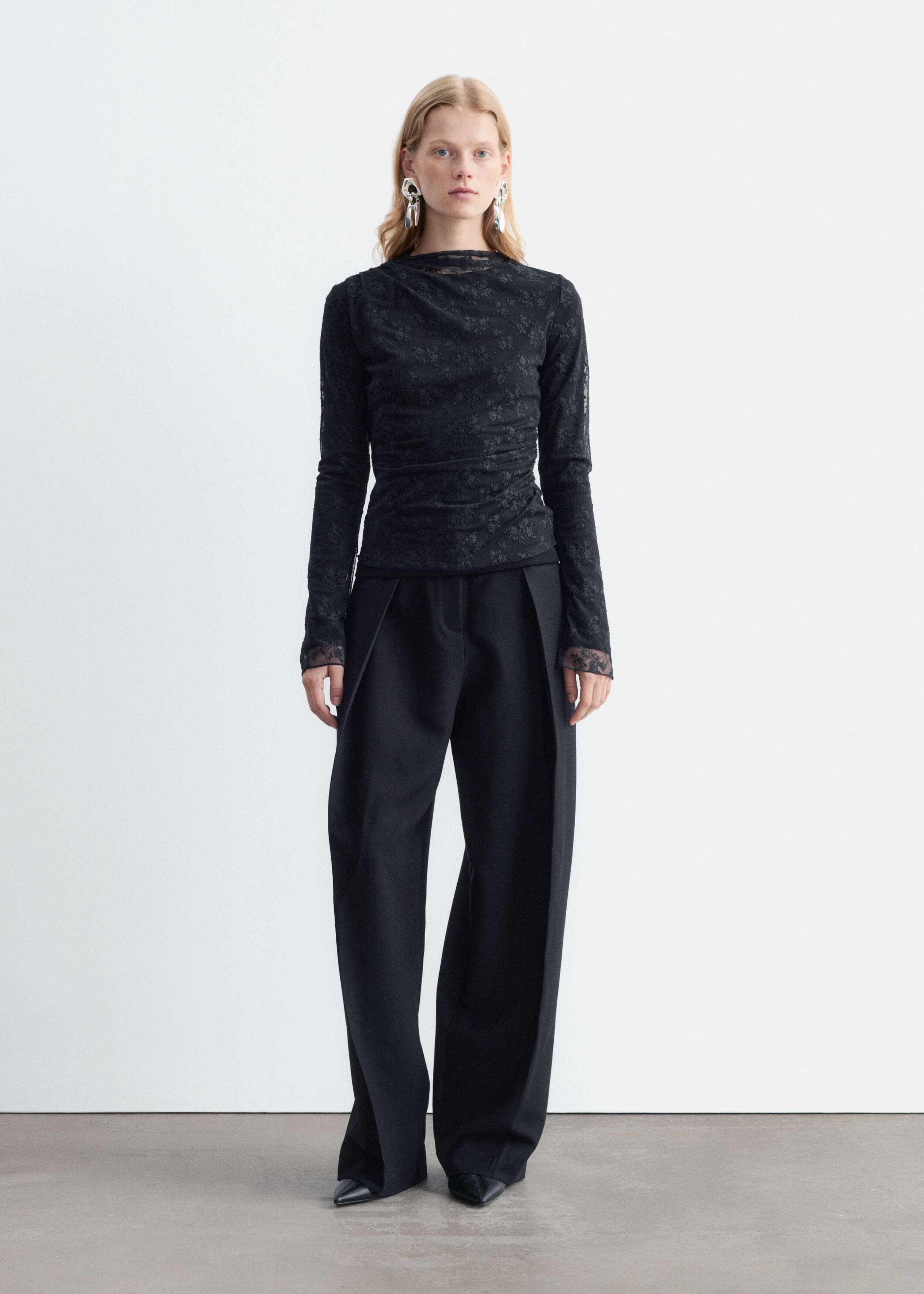 Spitzenoberteil mit Stehkragen - Schwarz - Lookbook