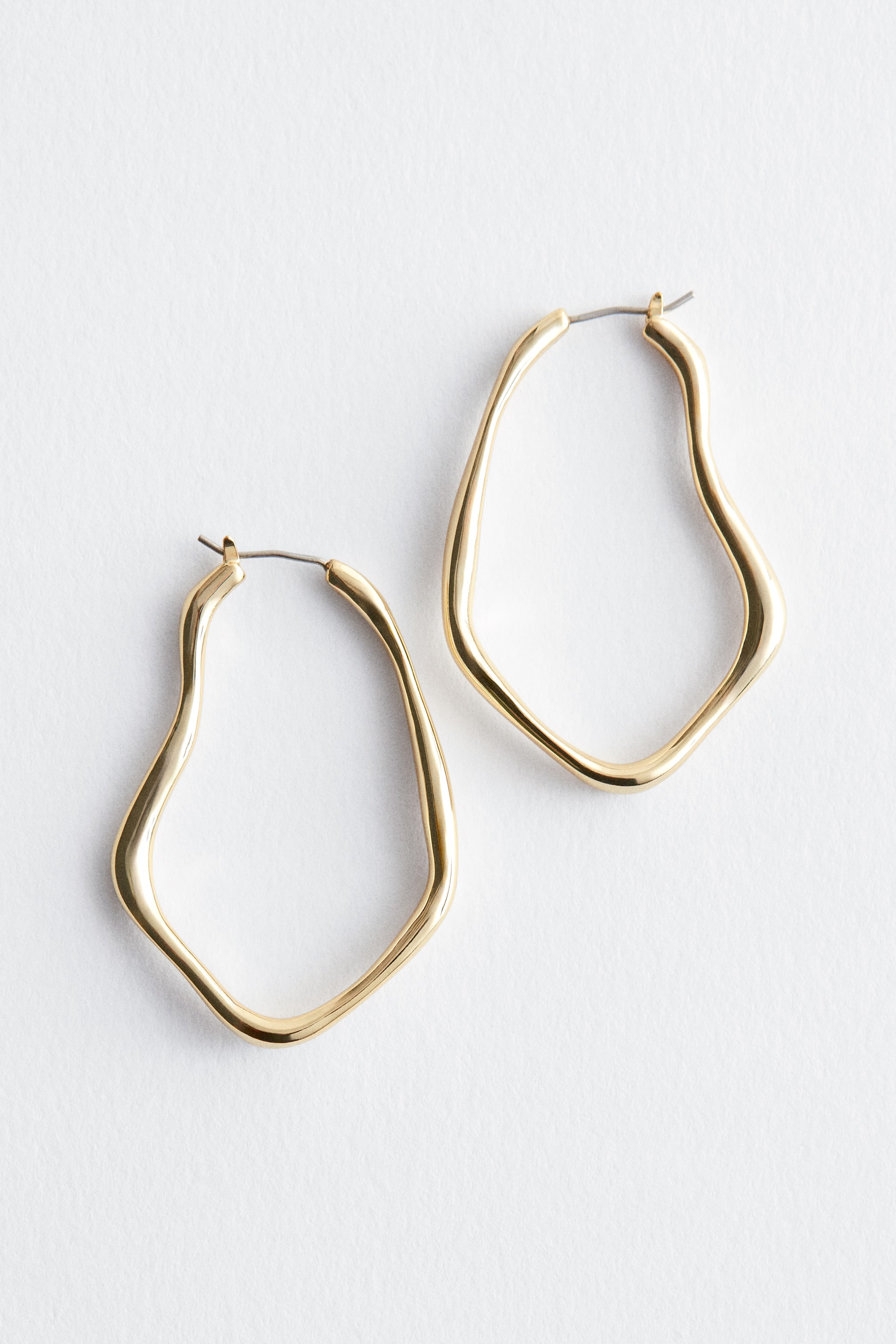 הצגת תמונה גדולה יותר: Asymmetric Hoop Earrings - זהב - Ladies | H&M IL 1