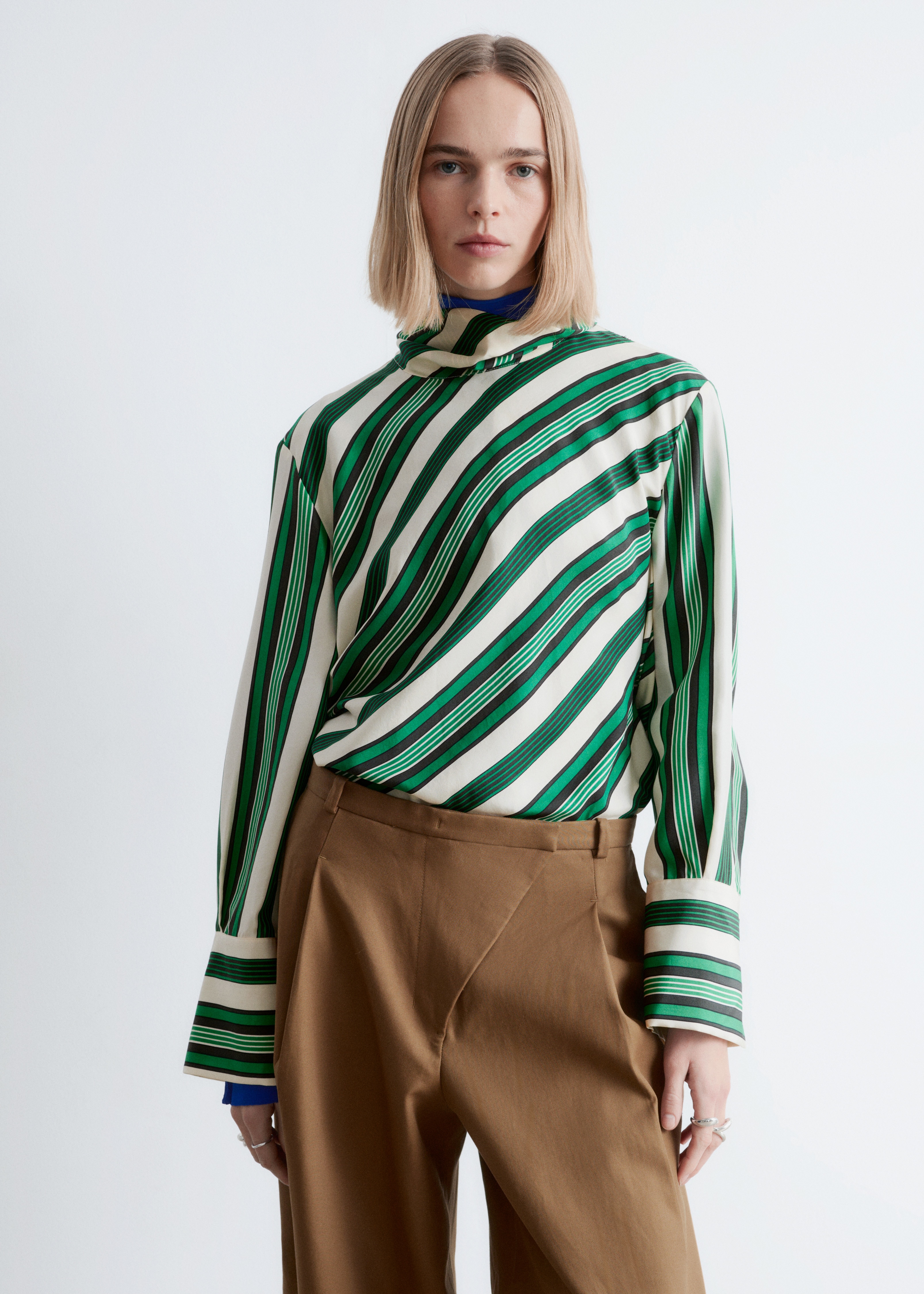 Silkebluse med ståkrage - Grønne/hvite striper