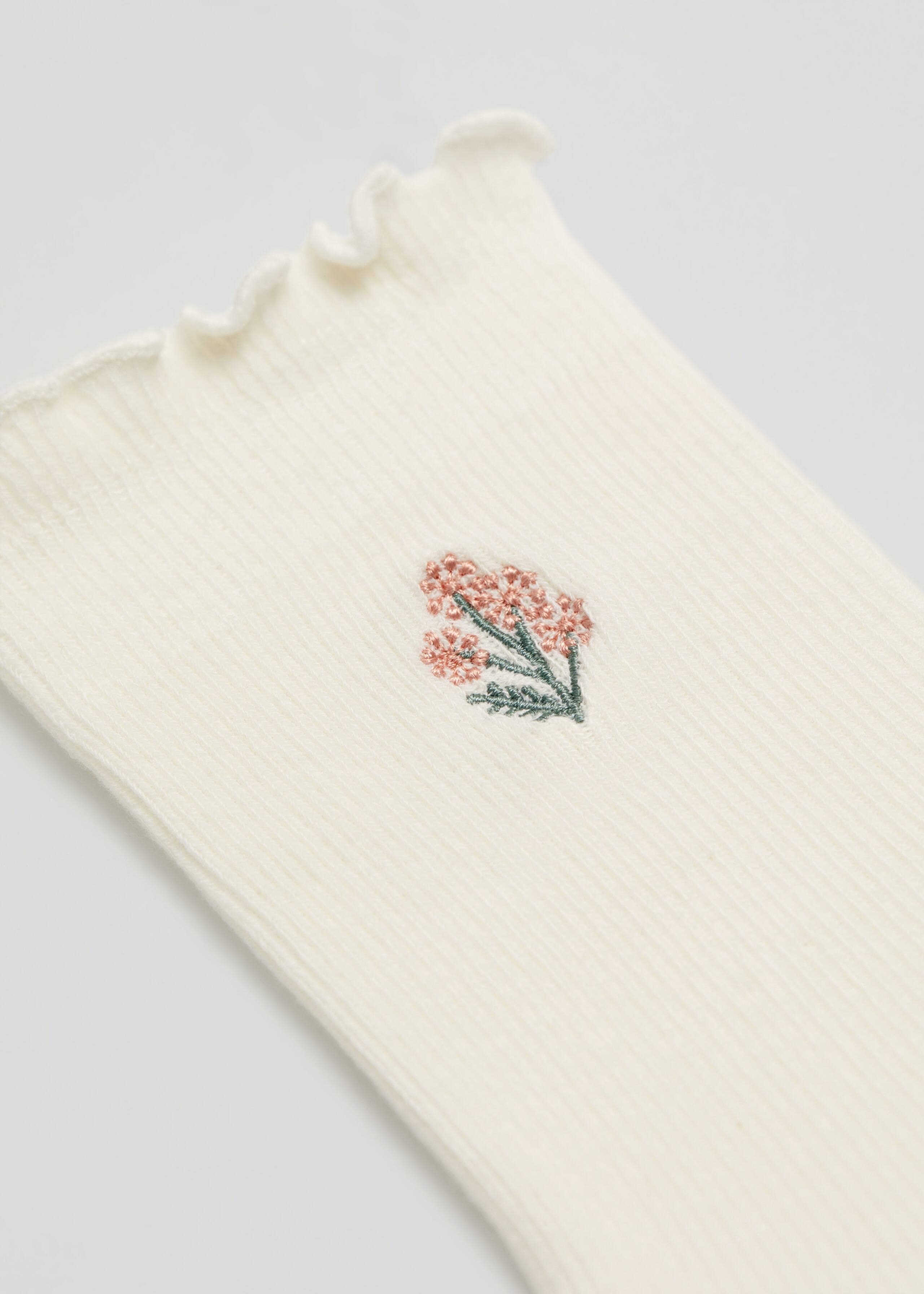 Haftowane skarpetki z falbanką – {{variantName}} – Szczegół