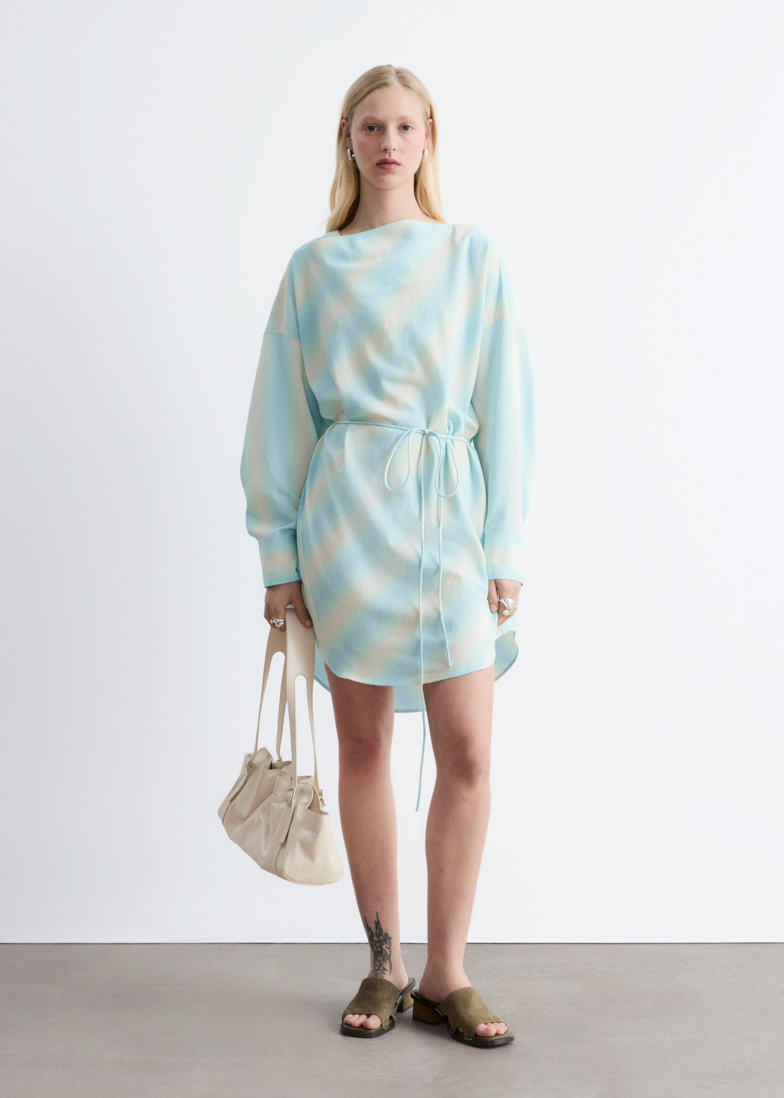 Image of Sukienka midi z nadrukiem i drapowanym dekoltem