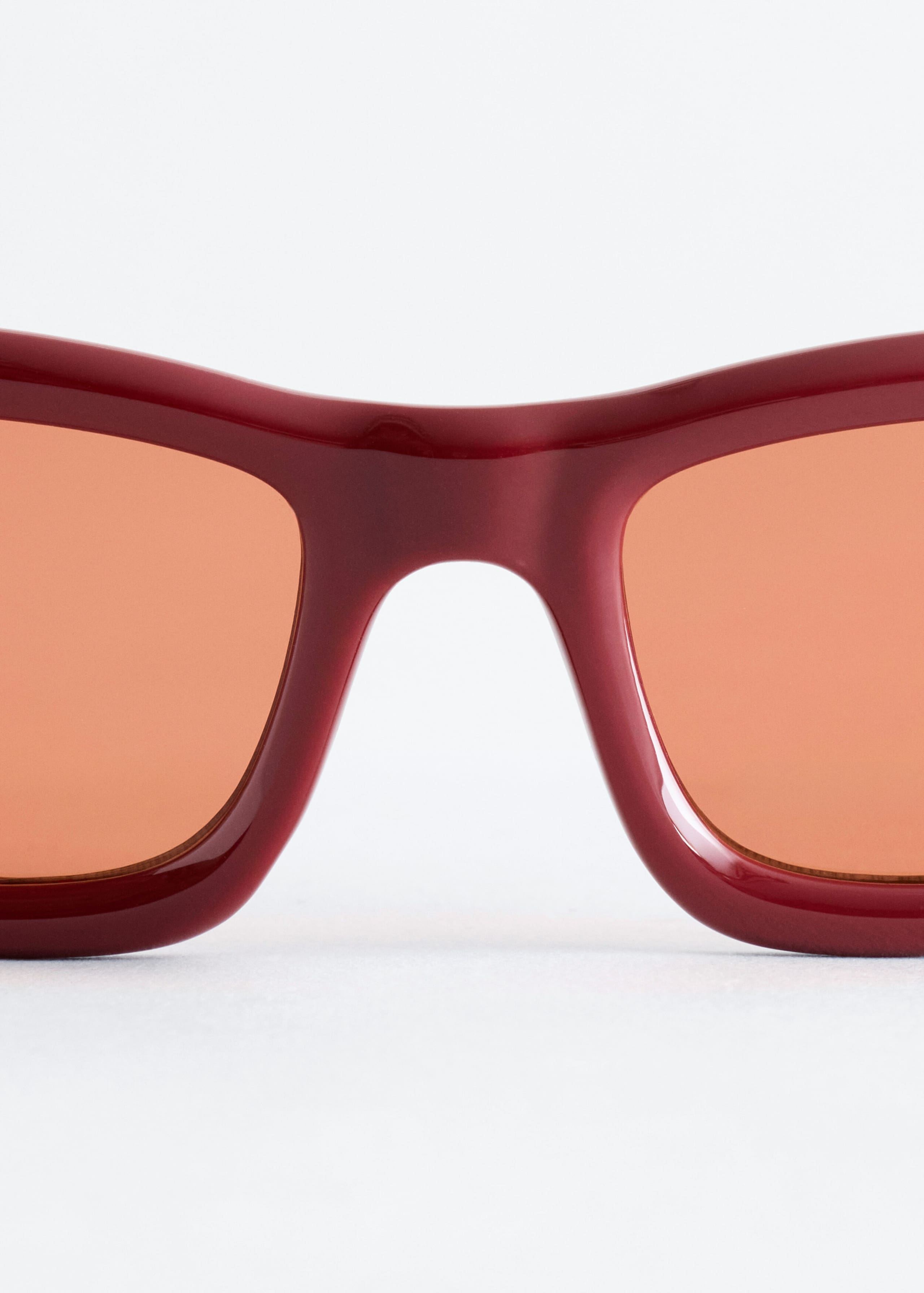 Oval Sunglasses - {{variantName}} - Descriptive Detail