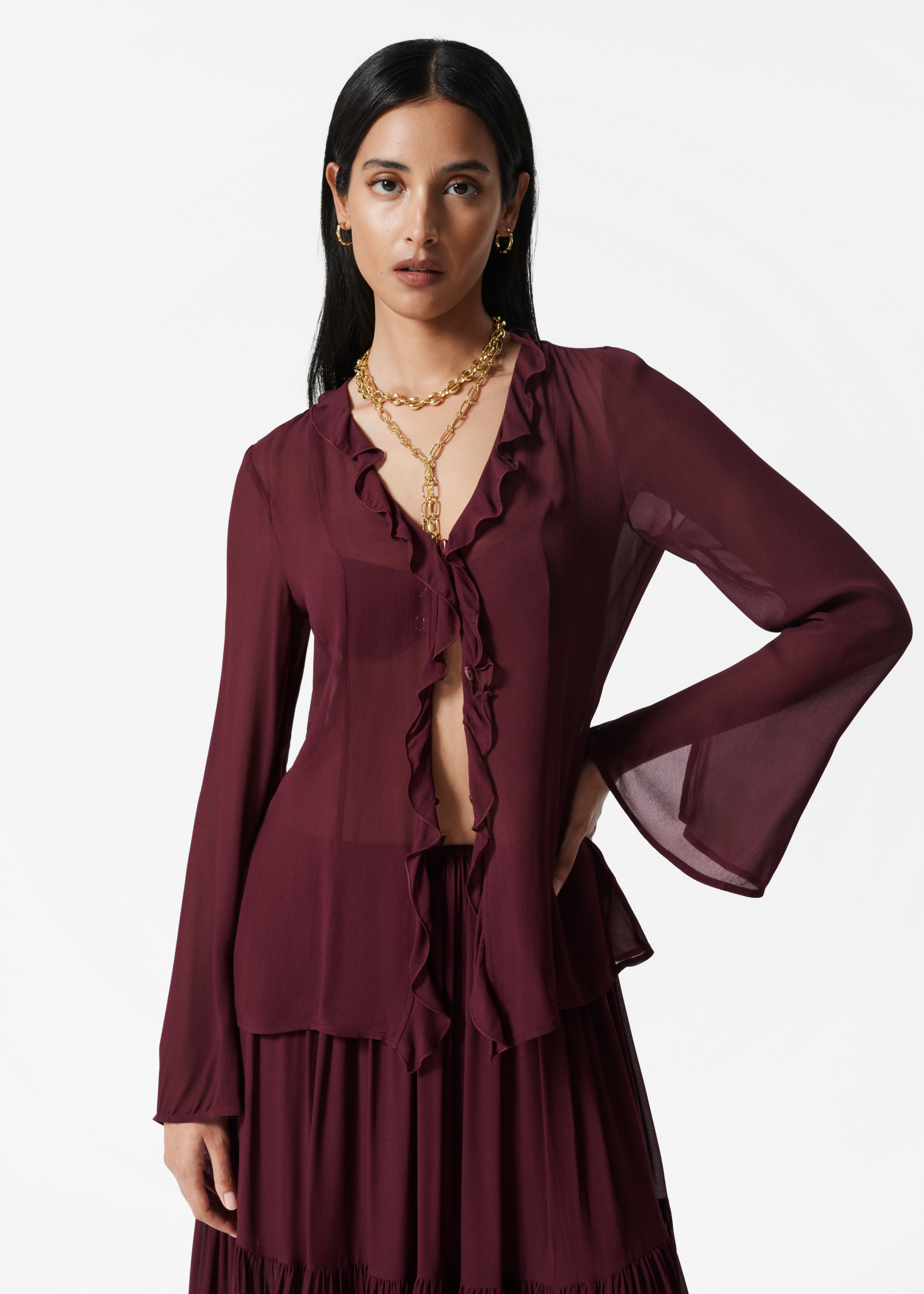 V-ringad blus med volang - Mörkröd