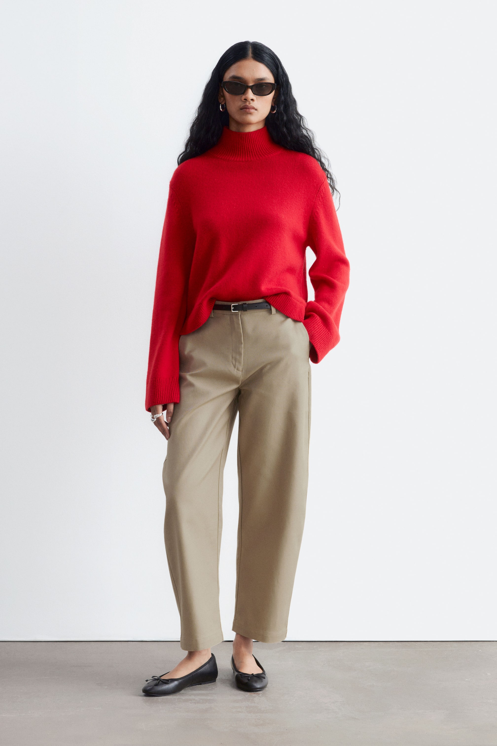 Visa större bild: Barrel leg-byxa i bomullstwill - Beige - DAM | H&M SE 1