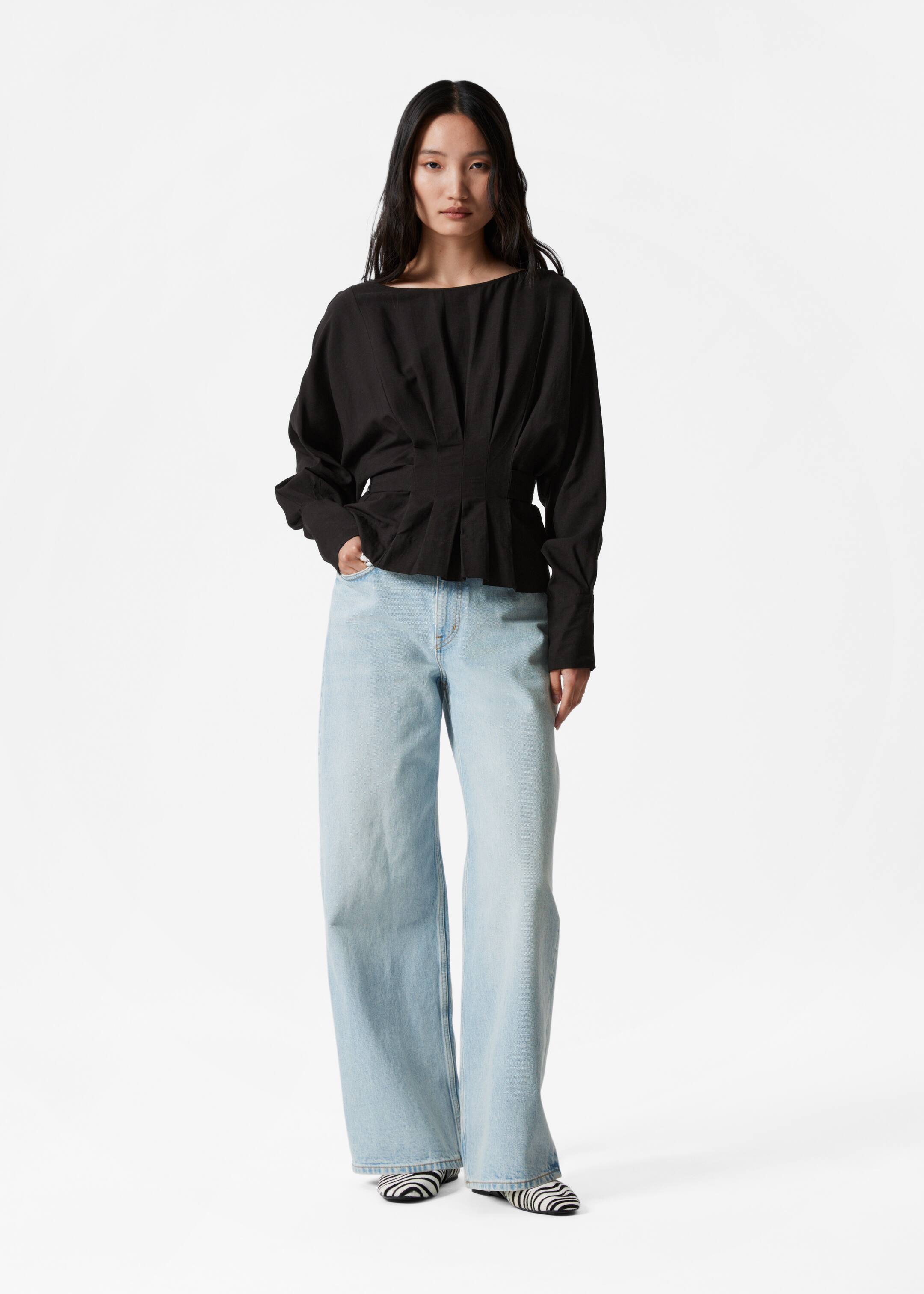 Größeres Bild ansehen: Plissierte Bluse mit U-Boot-Ausschnitt - Schwarz - Ladies | H&M DE 2