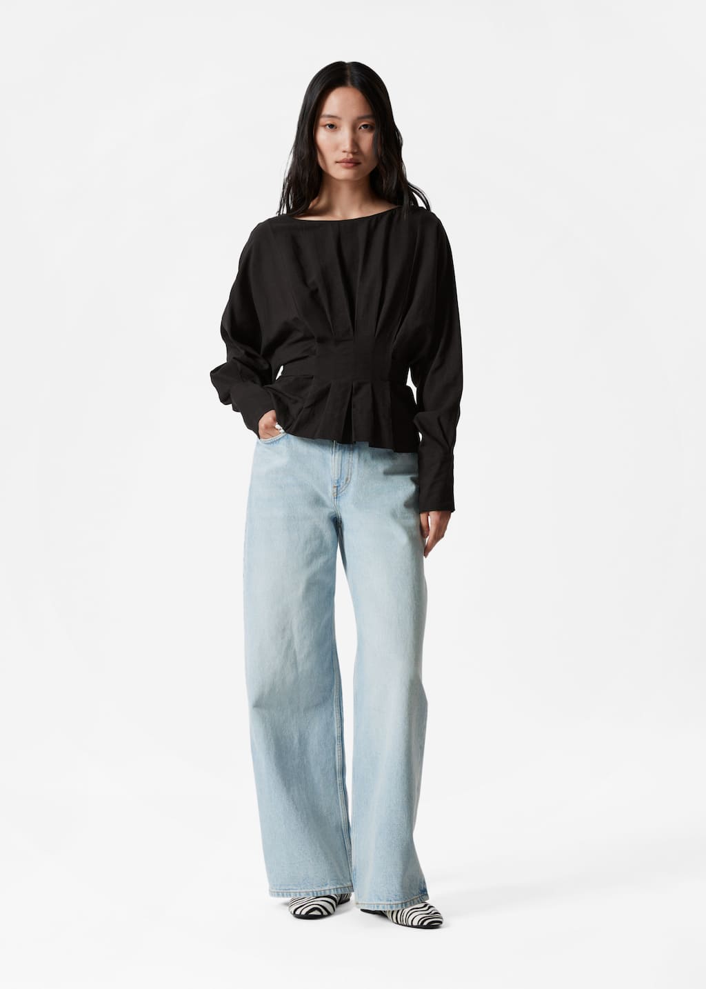 Image of Blusa a pieghe con scollo a barchetta