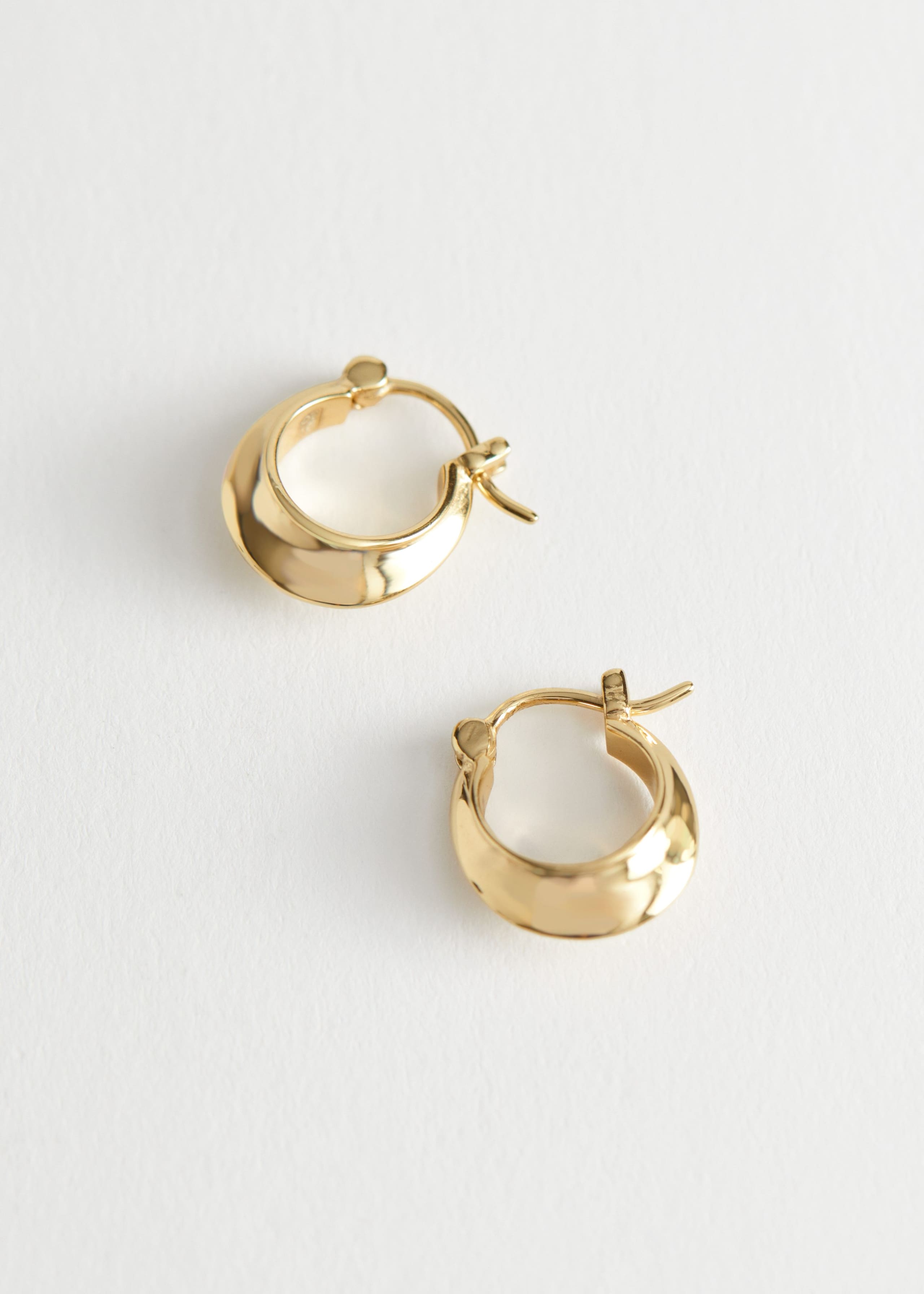 Chunky Mini Hoop Earrings - Gold - Natura morta