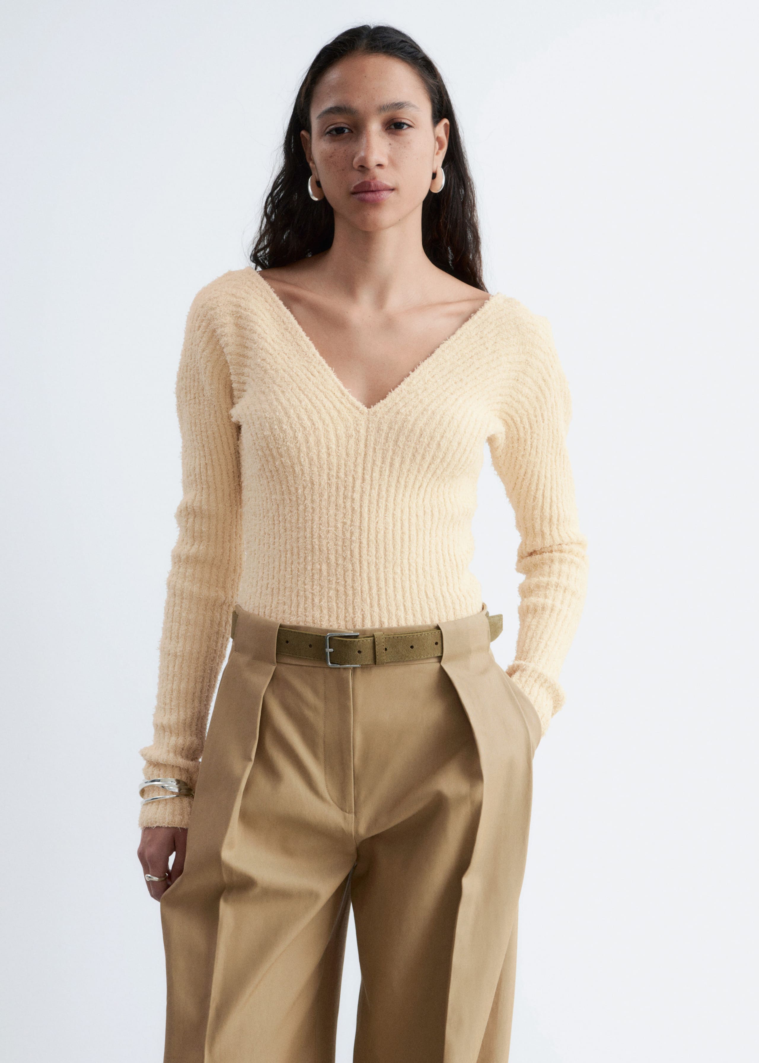 Image of Ribbstickad topp med v-ringning