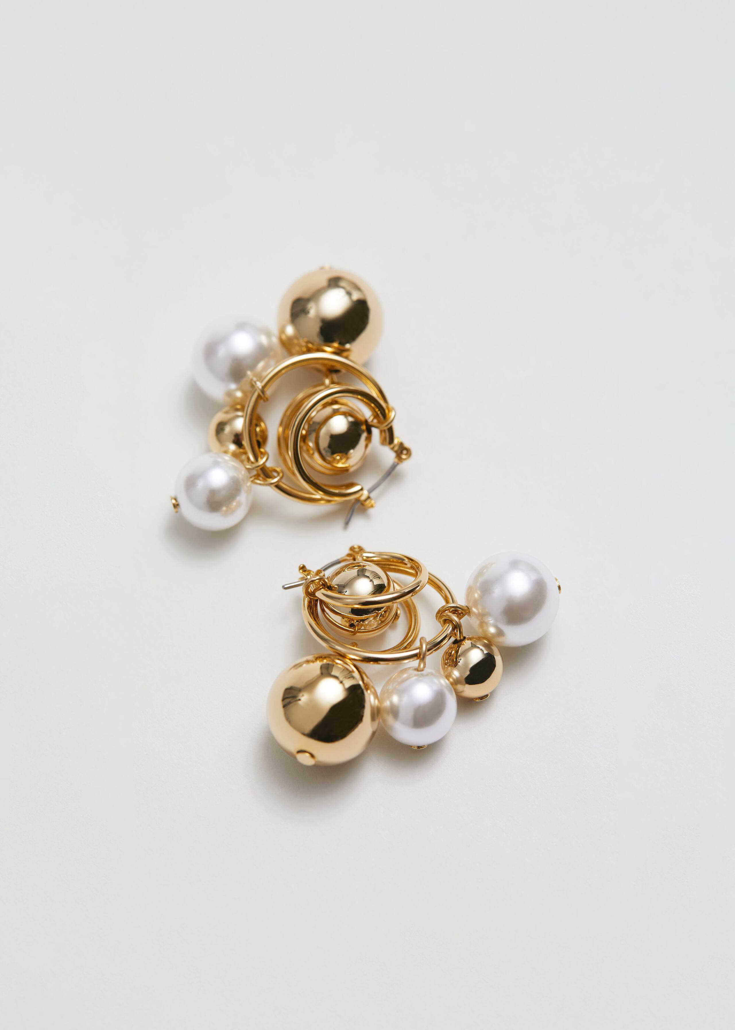 Verzierte Ohrringe - Gold/Perlen - Stillleben