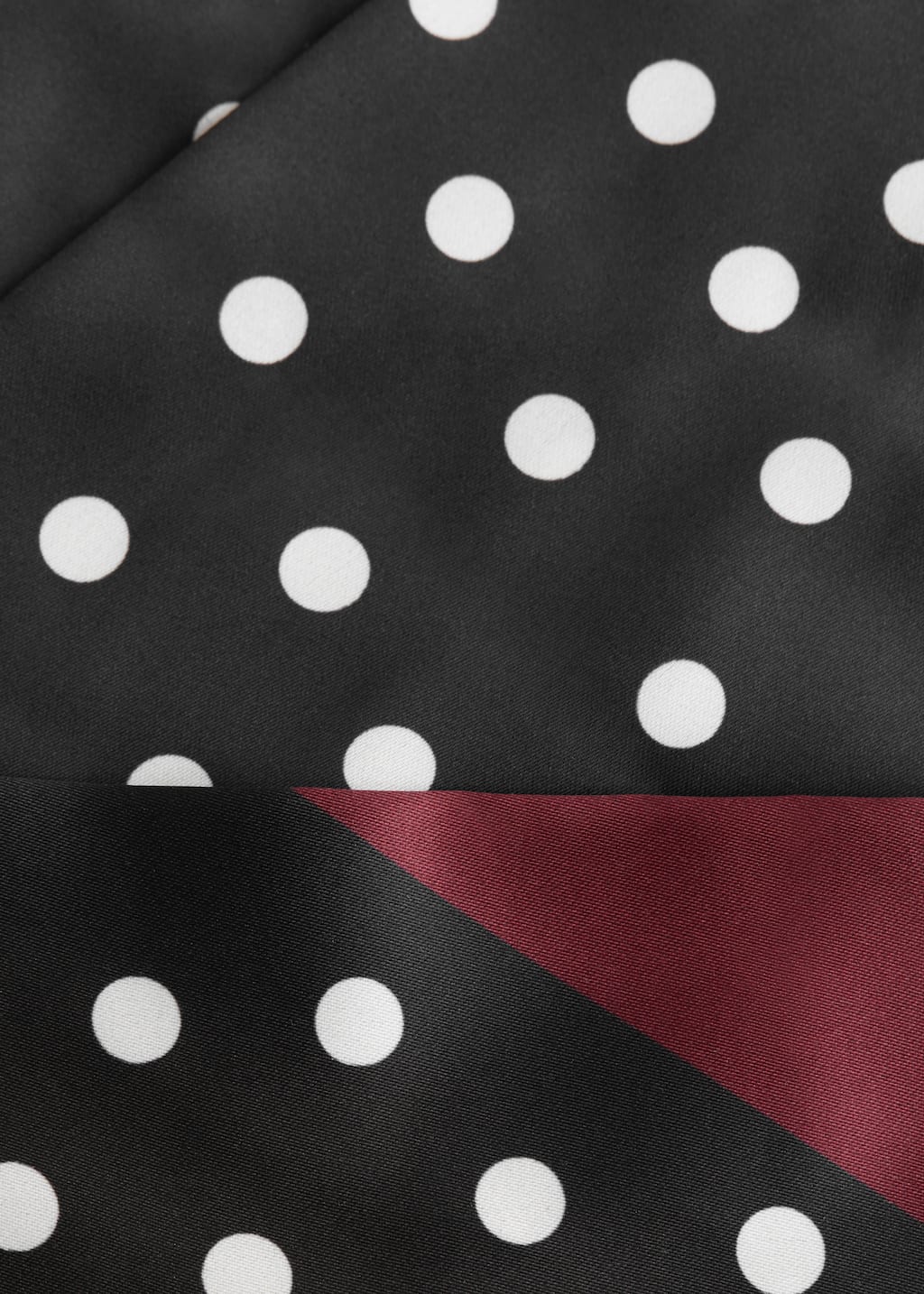 Schmales Tuch mit Polka-Dots - {{variantName}} - Beschreibendes Detail