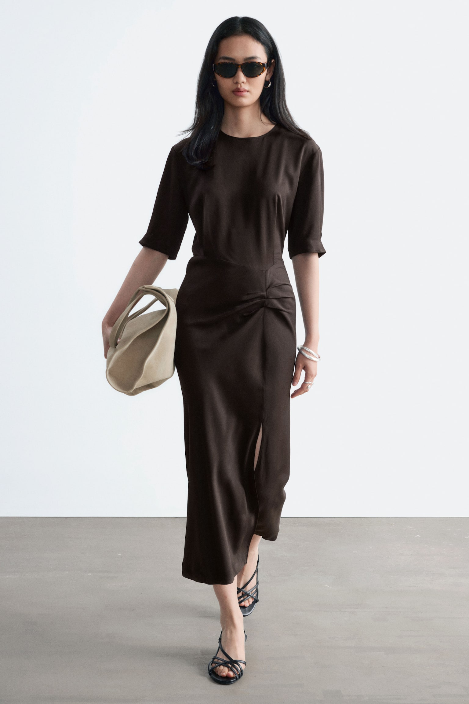 Robe midi à détails plissés - Marron foncé - 1