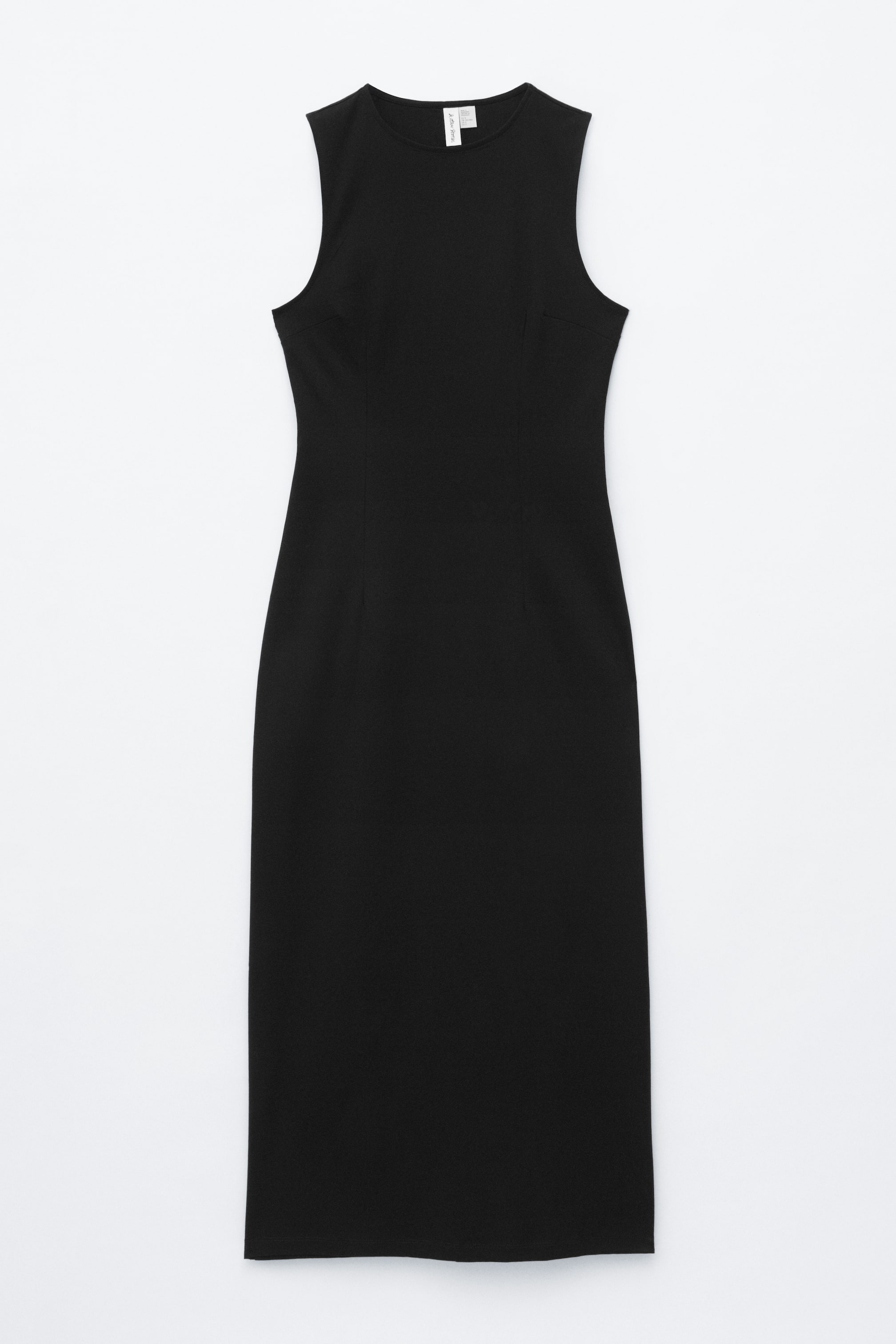 Größeres Bild ansehen: Ein schwarzes Kleid ist von vorne zu sehen, mit einem runden Ausschnitt, einem ärmellosen Design und einer figurbetonten Silhouette mit dezenten Formnähten, die bis zu einer Midi-Länge reichen.