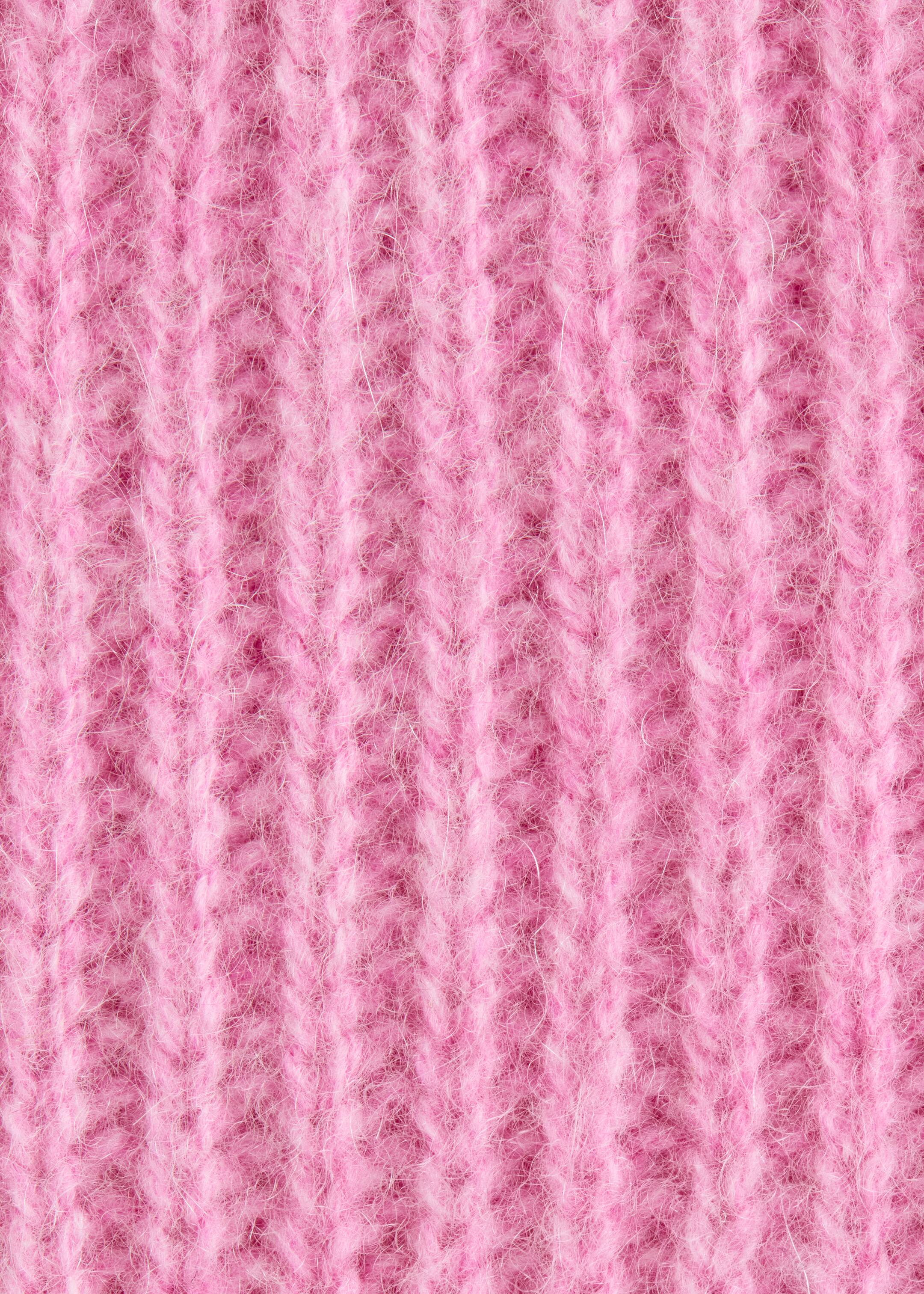 Größeres Bild anzeigen: Der rosa Kaschmir-Strickschal hat eine weiche, gerippte Textur mit sichtbaren feinen Fasern.