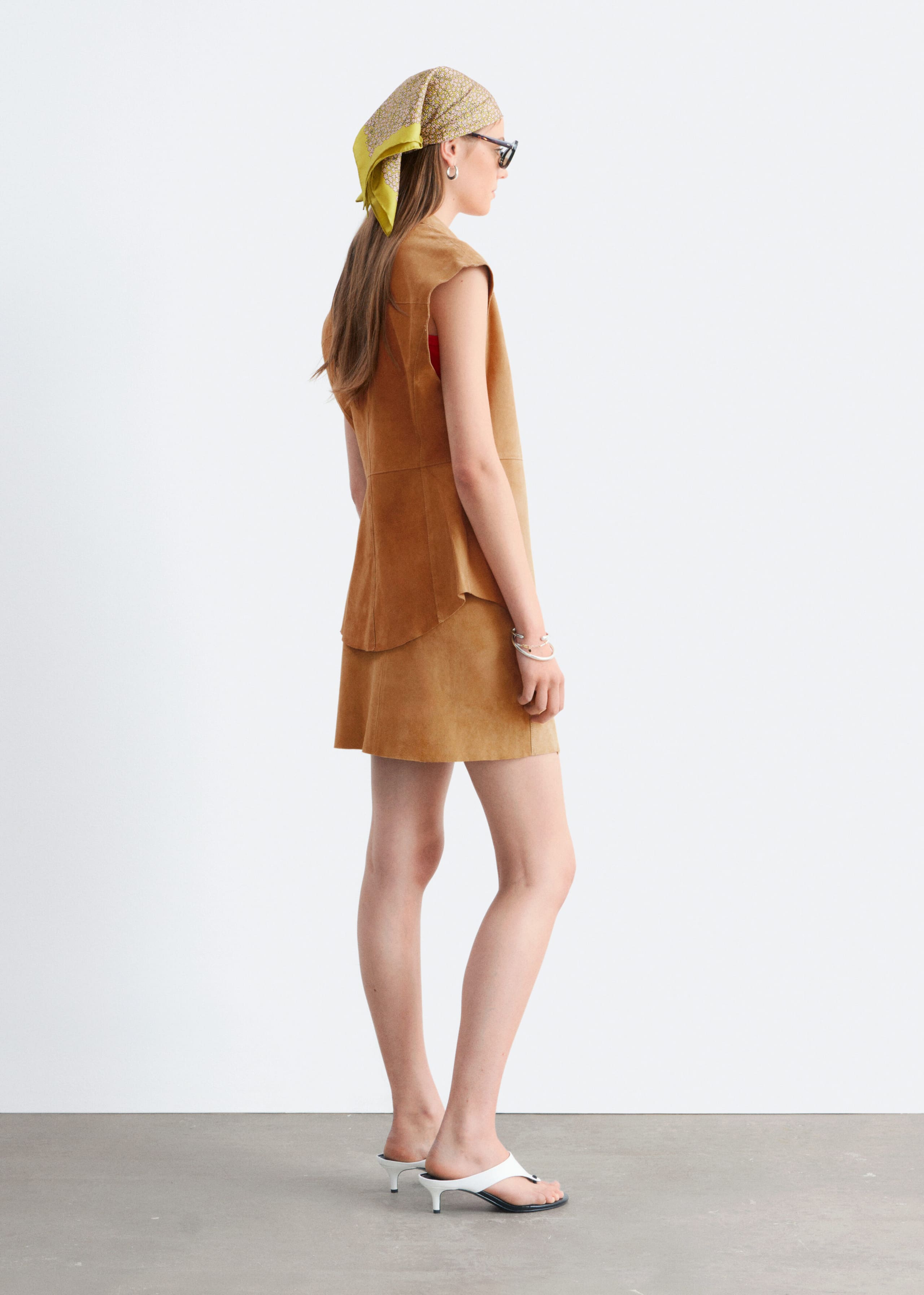 Ärmelloses Oberteil aus Veloursleder - Dunkelbeige - Lookbook