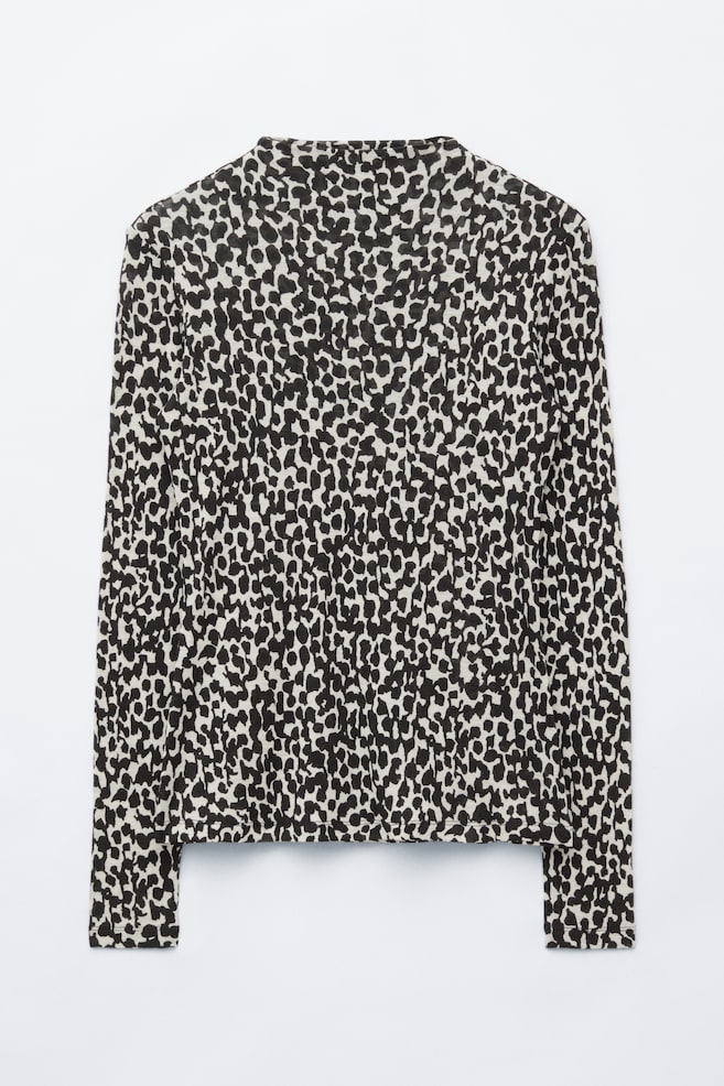 Dieses Woll-Top mit Mock-Neck ist von vorne zu sehen und zeigt ein durchgehendes abstraktes Animal-Print-Muster in Schwarz und Creme. Es verfügt über einen hohen Mock-Neck-Ausschnitt, lange Ãrmel und einen geraden Saum. - 1
