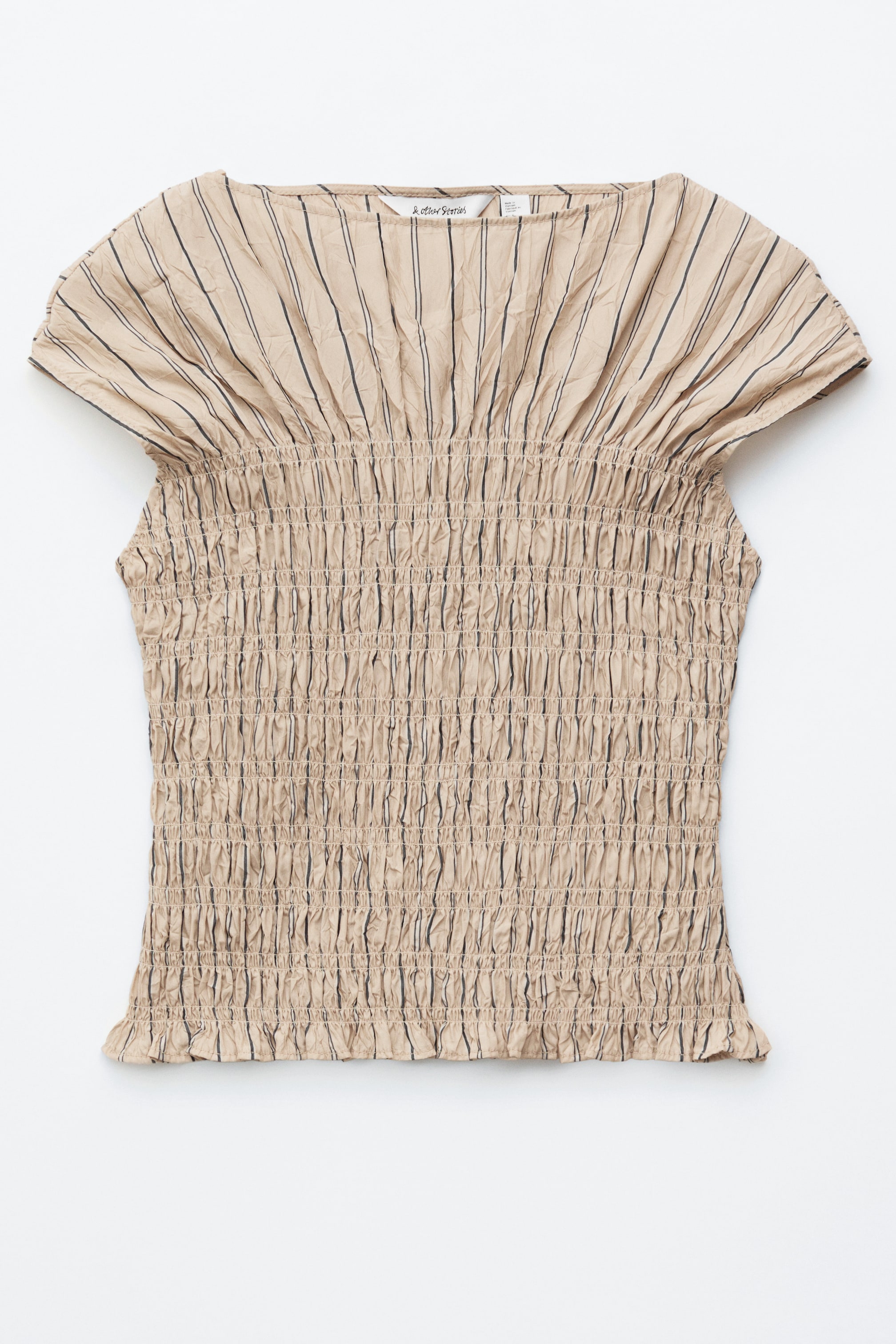 Visualizza immagine più grande: Un top in jacquard beige stropicciato, presentato come FRONT, caratterizzato da uno scollo a barca e maniche ad aletta. Il corpo aderente è interamente arricciato, mostrando sottili strisce verticali scure e un aspetto testurizzato.