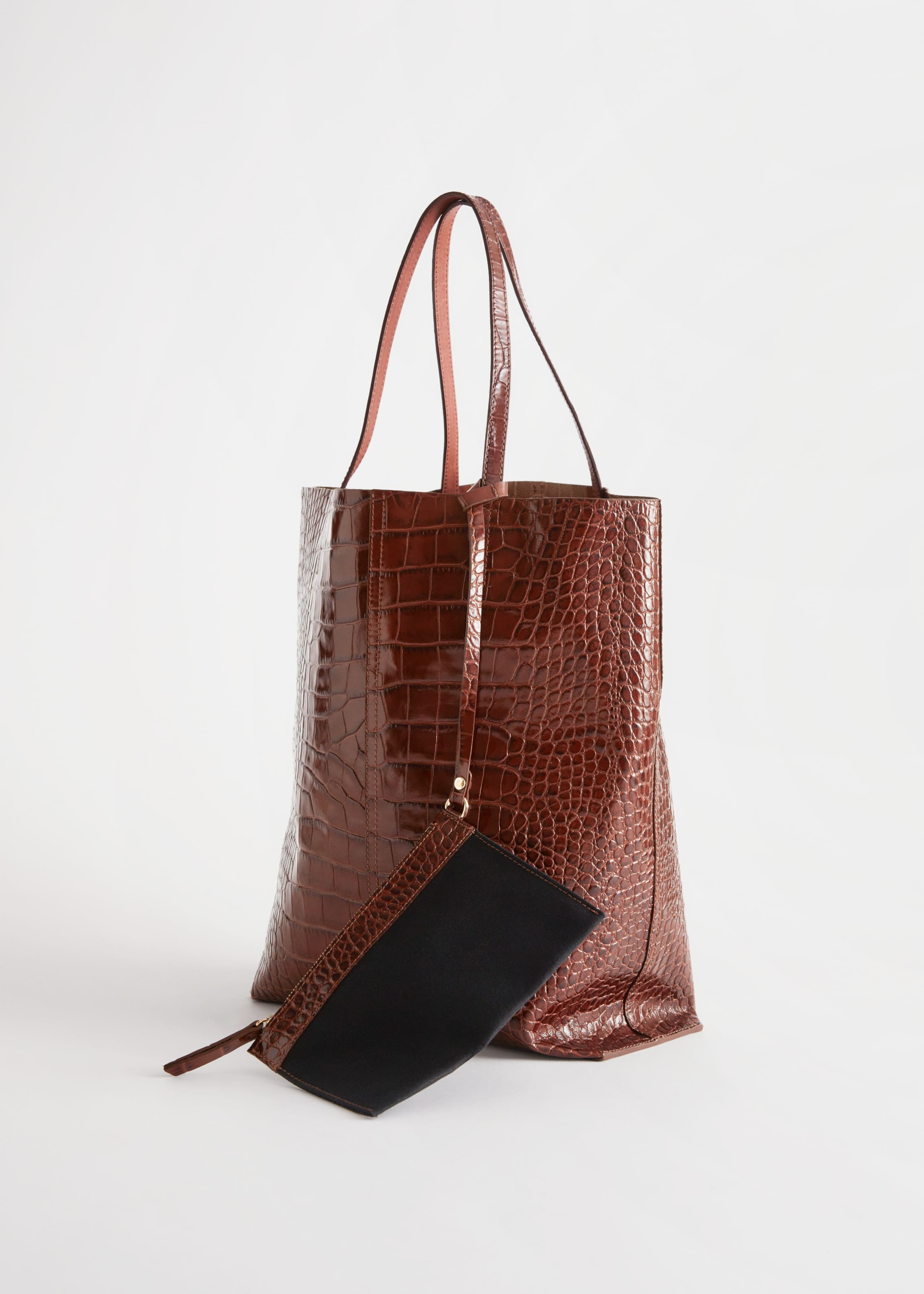 Leder-Tragetasche mit Krokoprägung - Braun - Stillleben