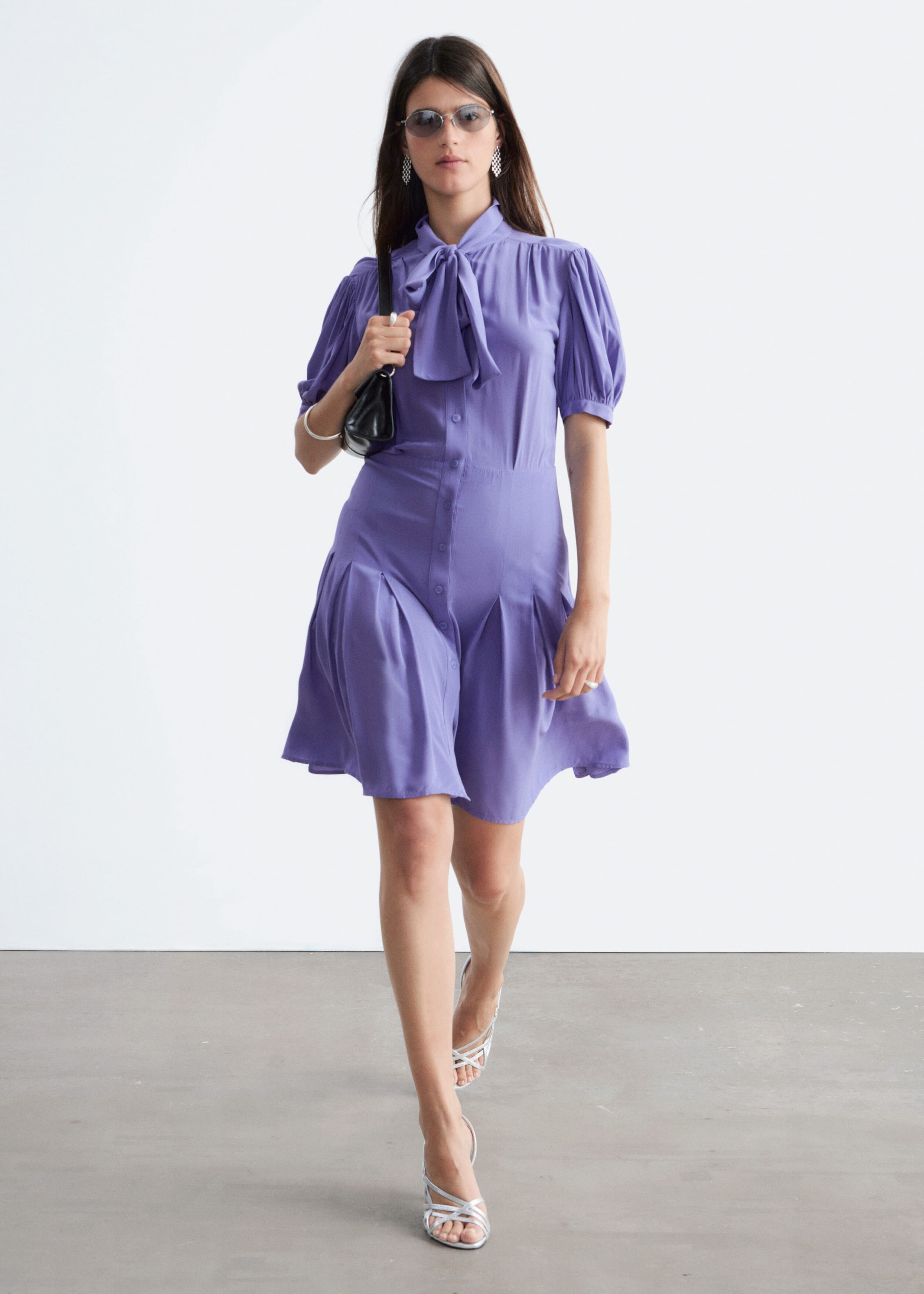 Image of Robe courte à noeud lavallière