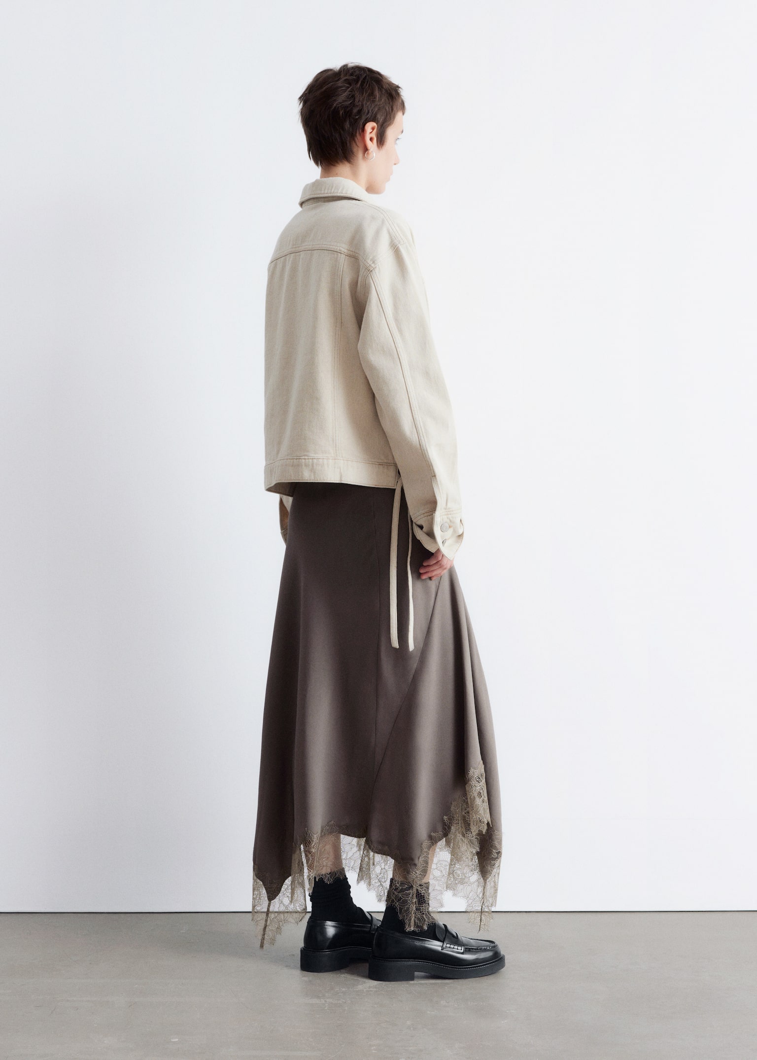 Asymmetrisk midiskjørt med blondekant - Muldvarp - 6