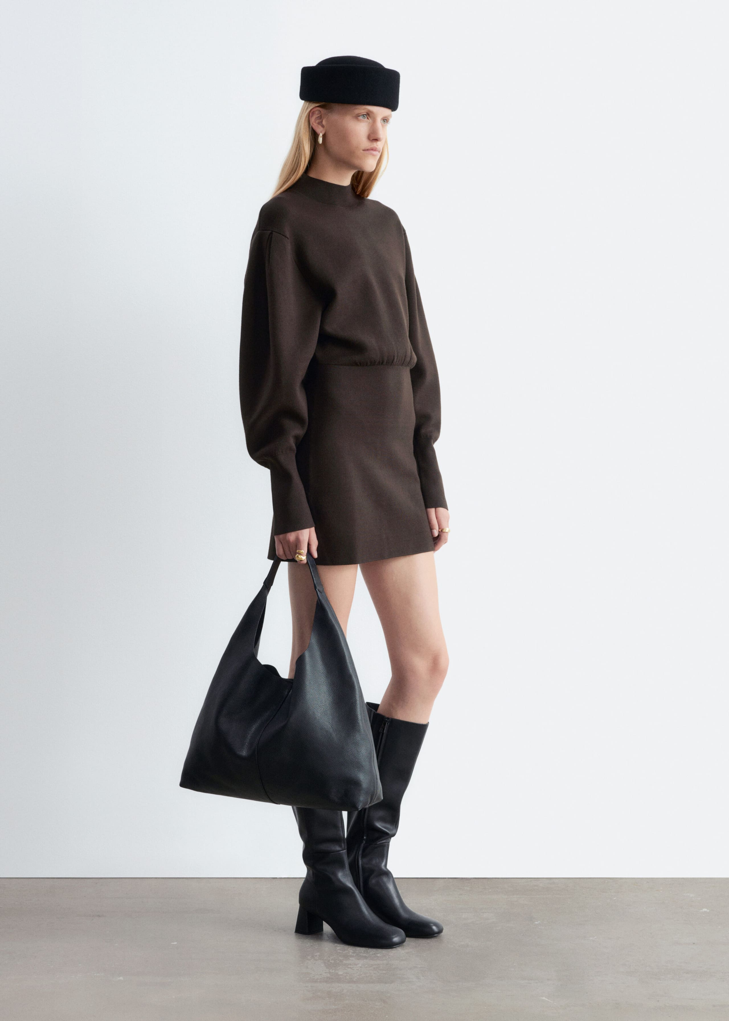 Minivestido de punto con cuello perkins - Marrón oscuro - Lookbook