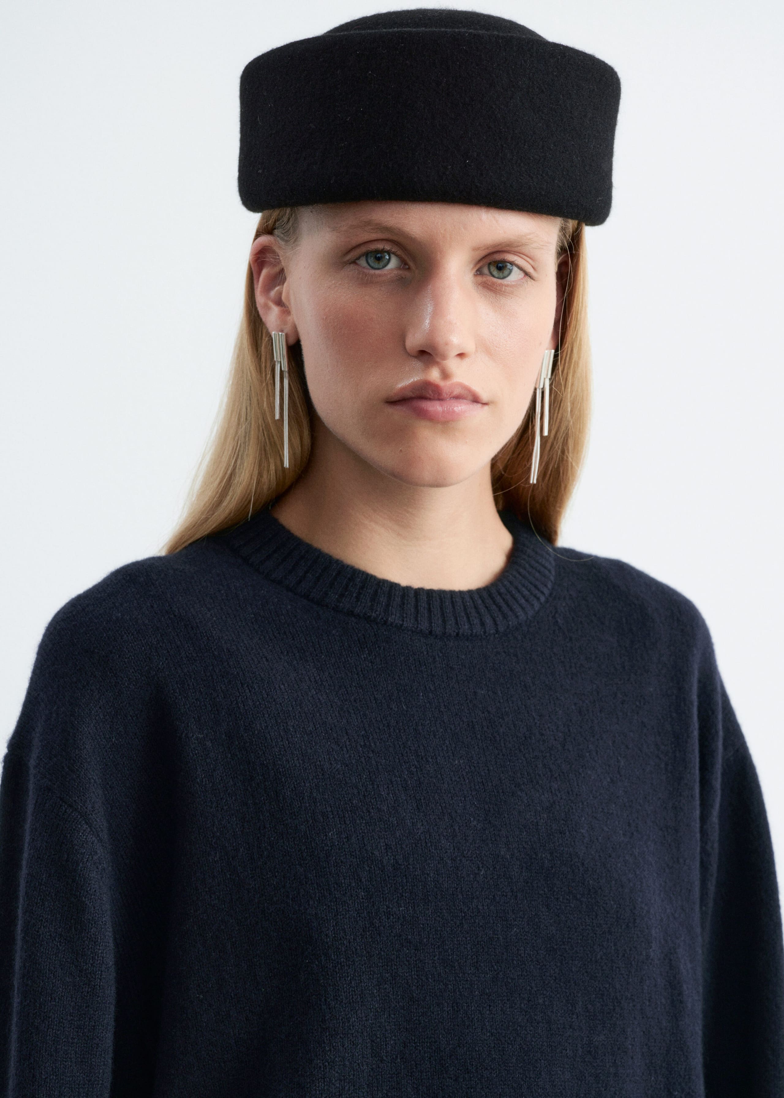 Kastenförmiger Strickpullover - Dunkelbraun - Lookbook