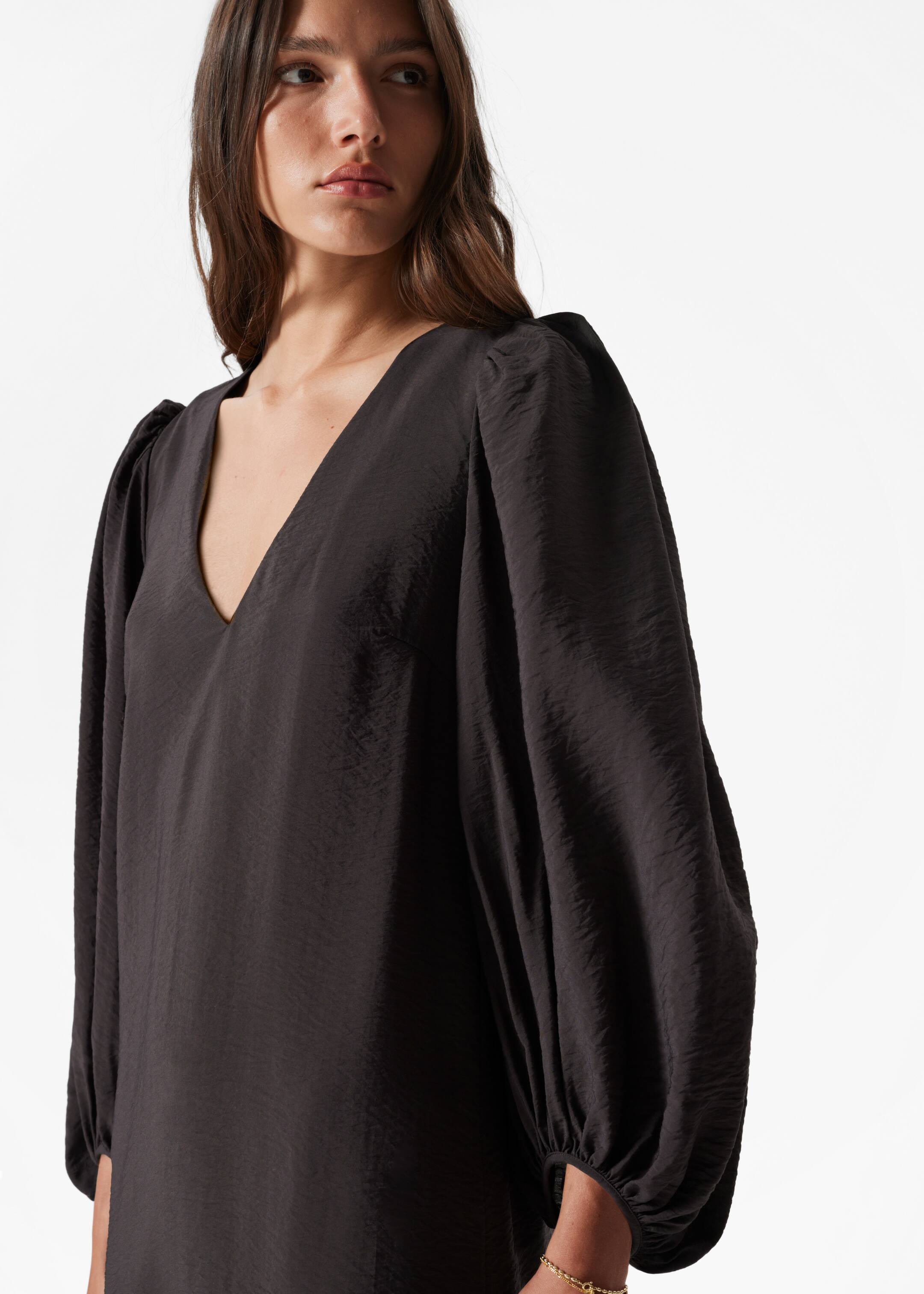 Größeres Bild anzeigen: Midikleid mit Puffärmeln und V-Ausschnitt - Dunkelbraun - Ladies | H&M AT 2