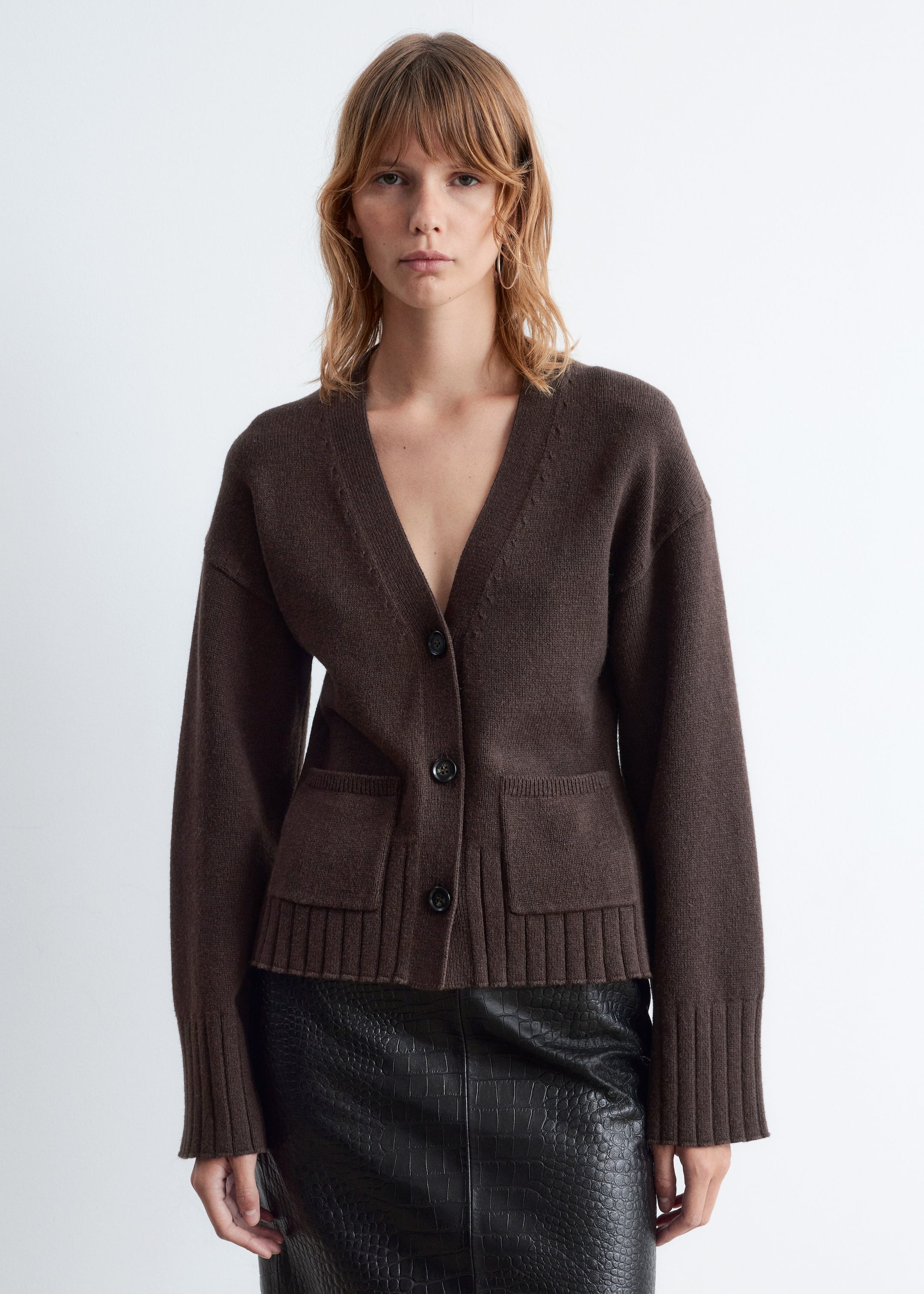 Se større billede: Strikket cardigan med tætsiddende talje - Mørkebrun - DAME | H&M DK 1