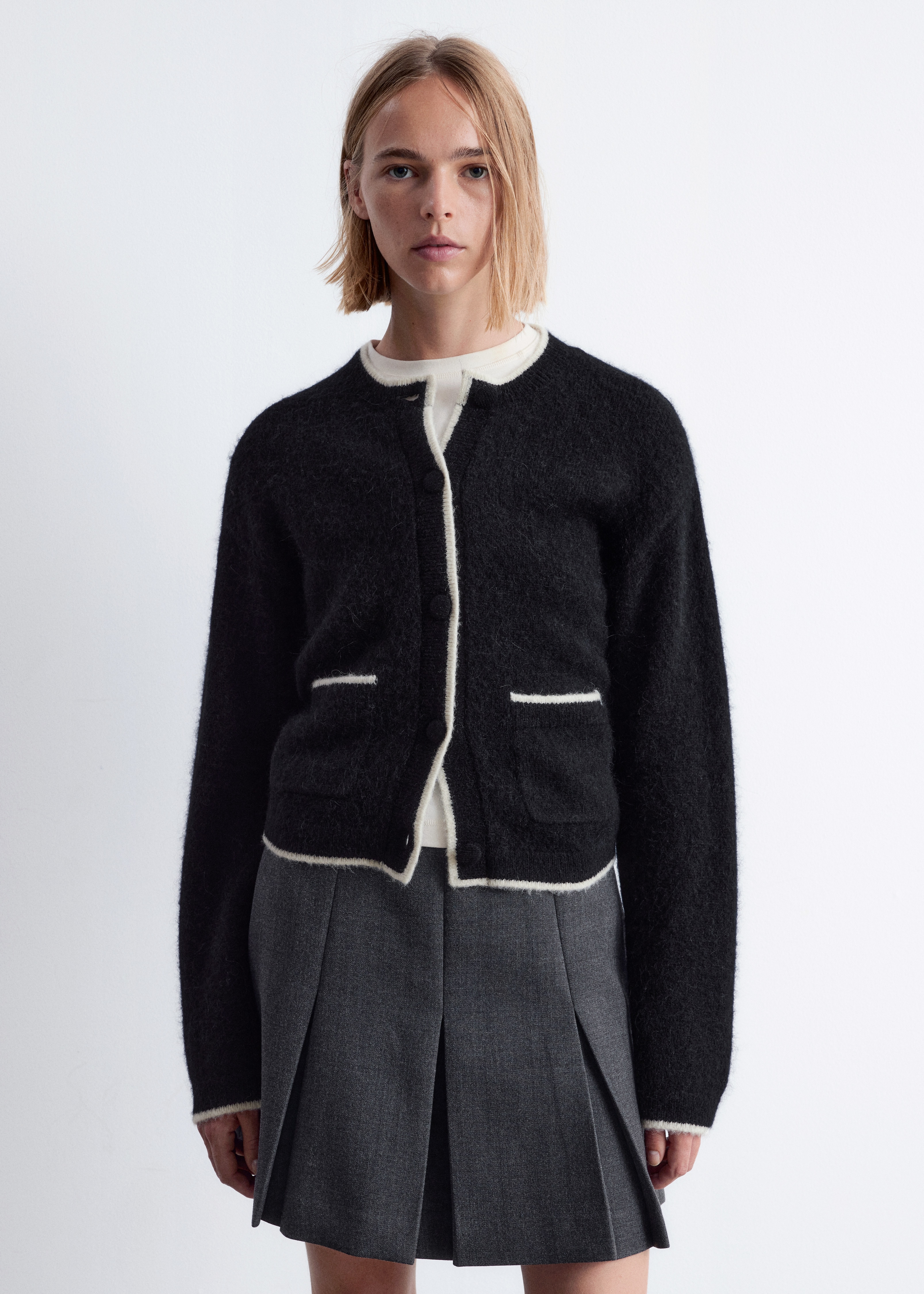 Pudełkowy kardigan z okrągłym dekoltem - Czarny / Kość słoniowa