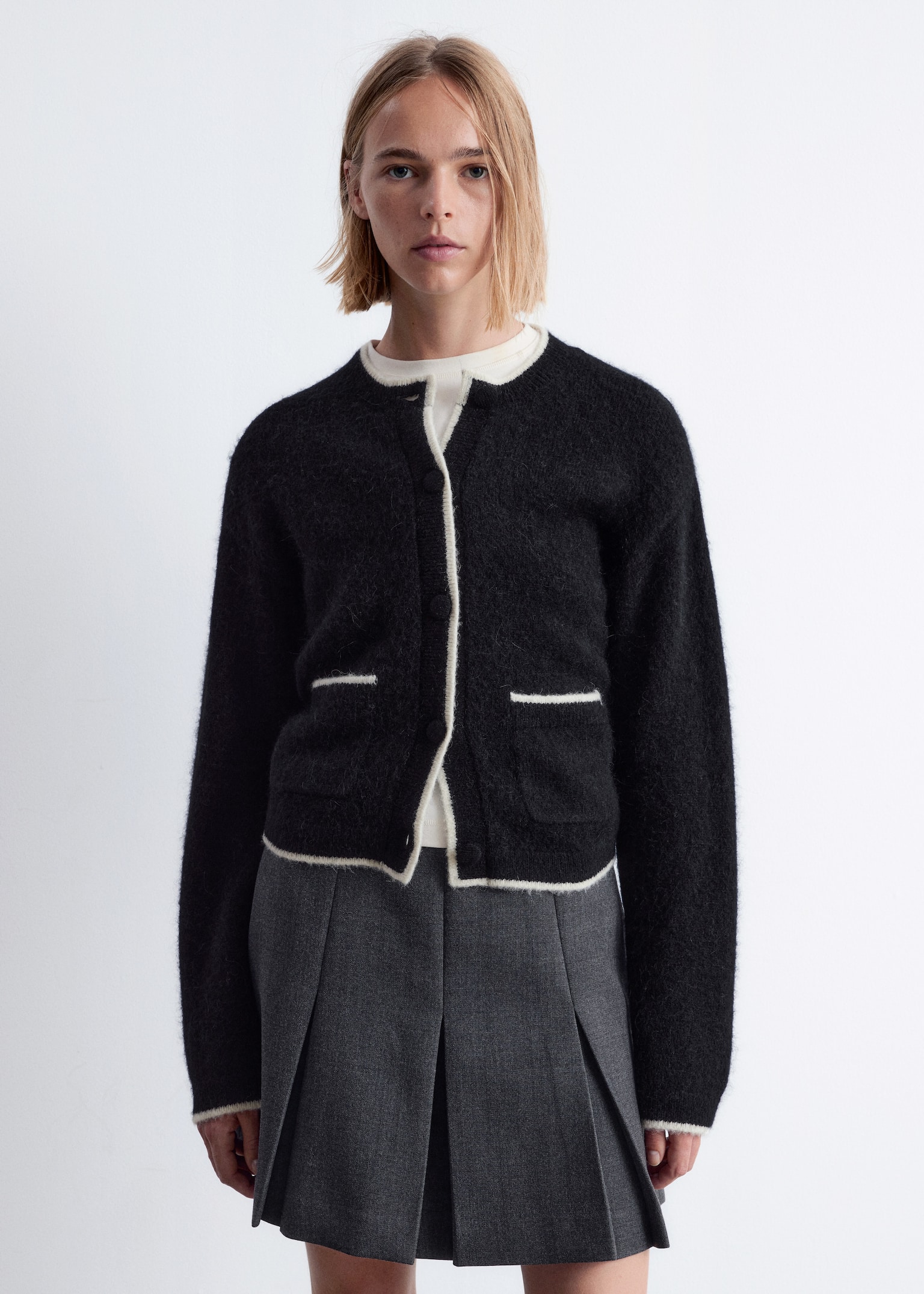 Kastenförmige Strickjacke mit Rundhalsausschnitt - Schwarz/Elfenbein/Rot