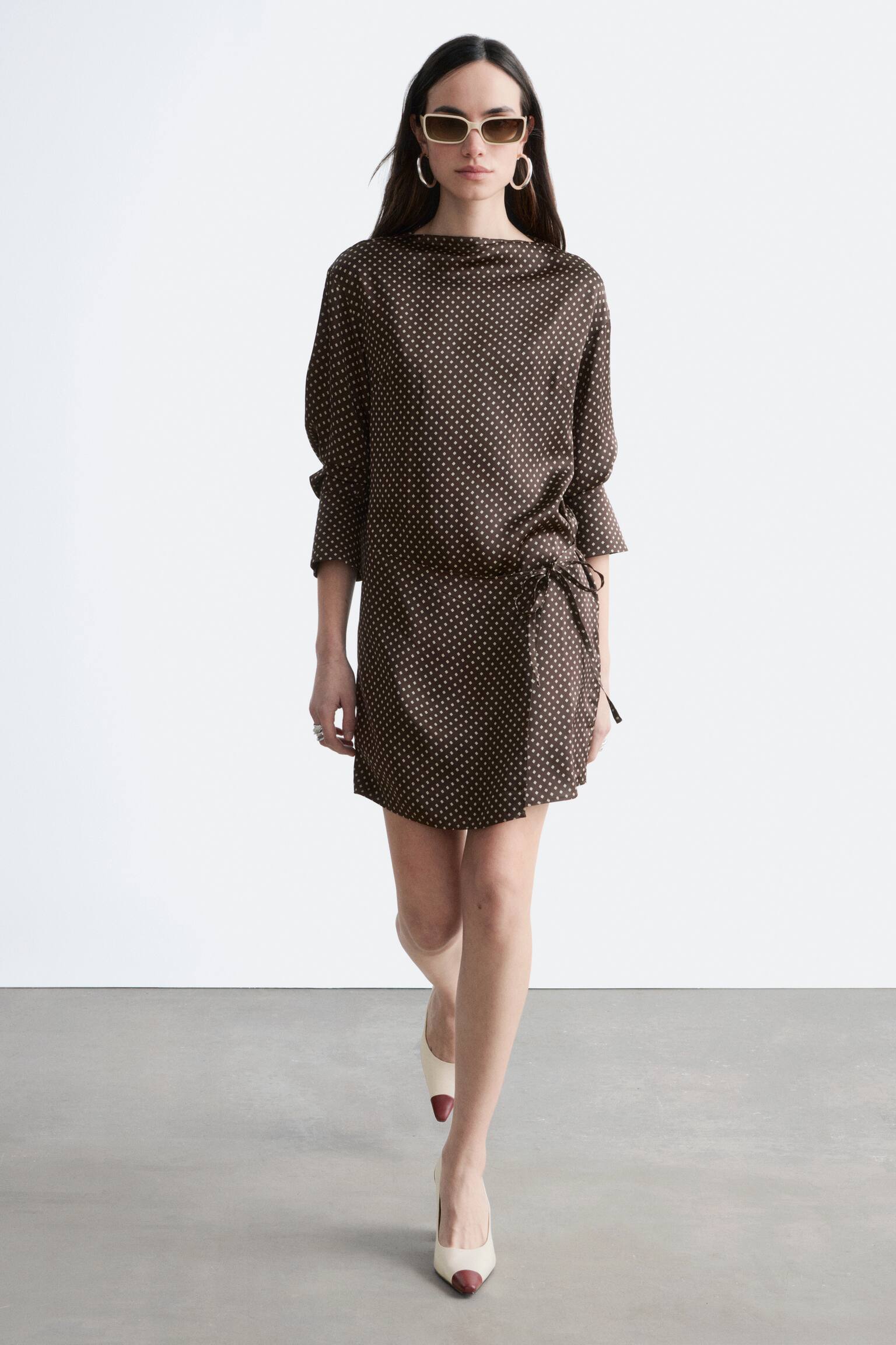 Mini-jurk van satijn met striksluiting - Donkerbruine/witte stippen/Groen - 5