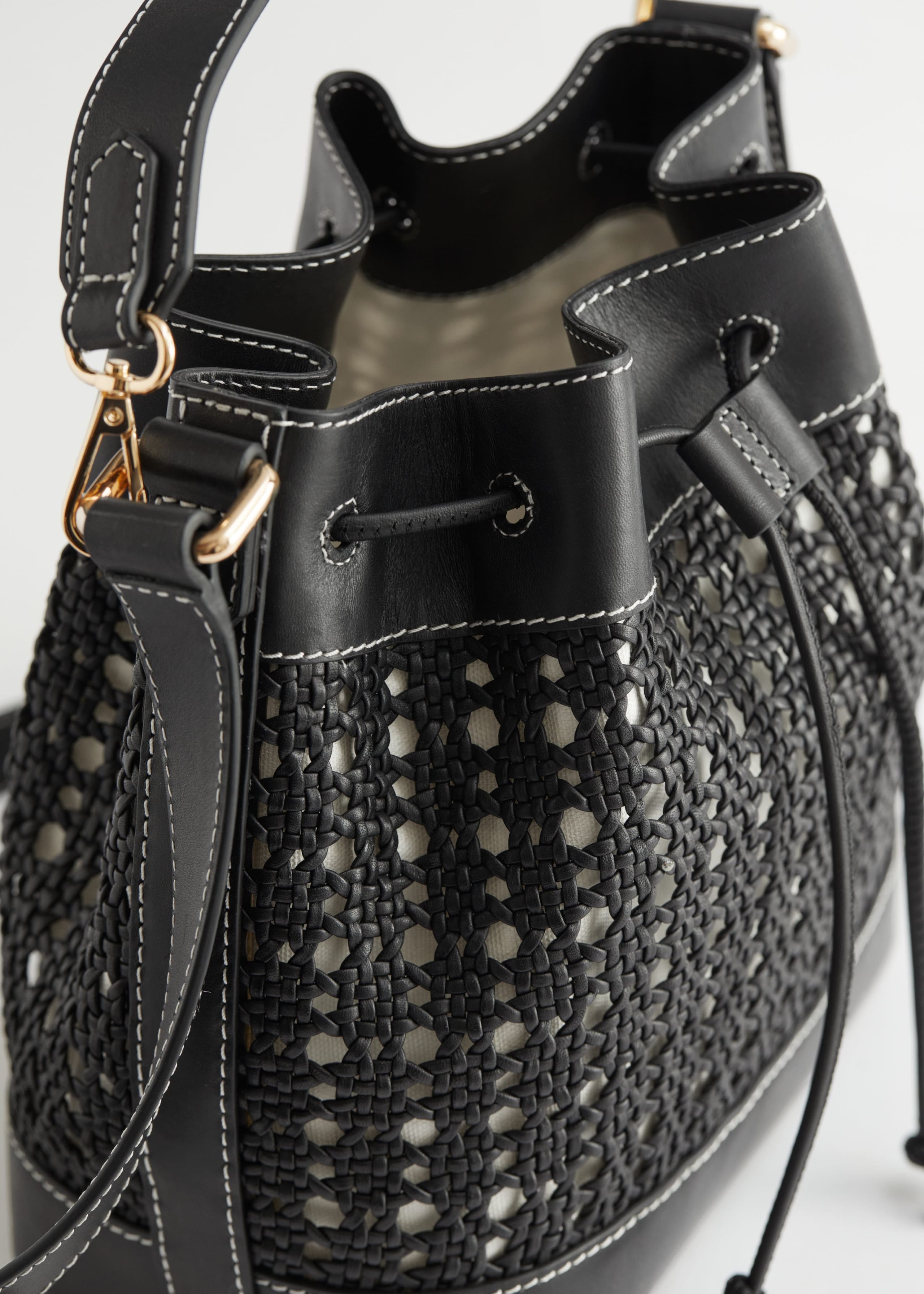 Braided Leather Bucket Bag - {{variantName}} - Descrizione dettagliata