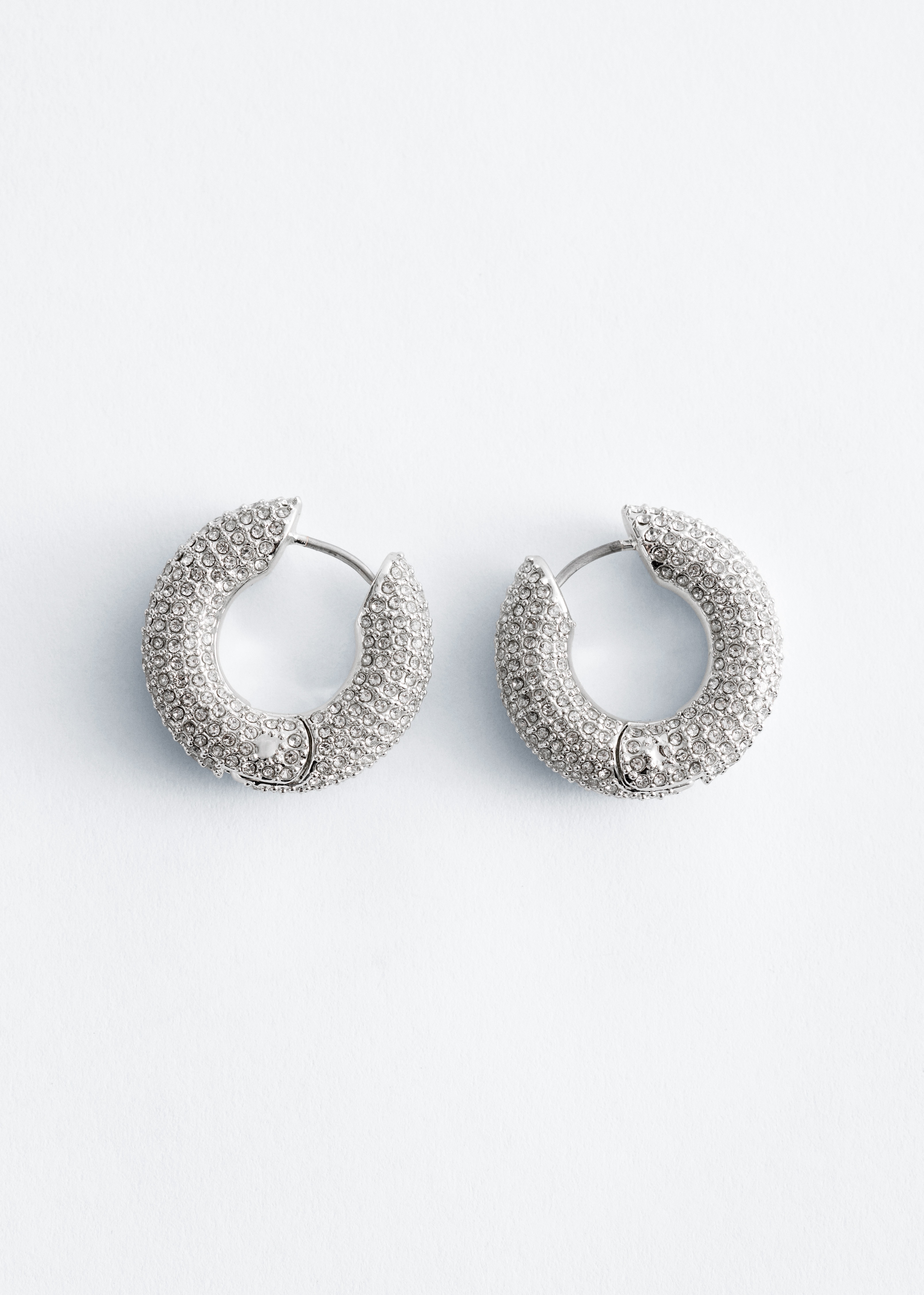 Brincos de argola com strass