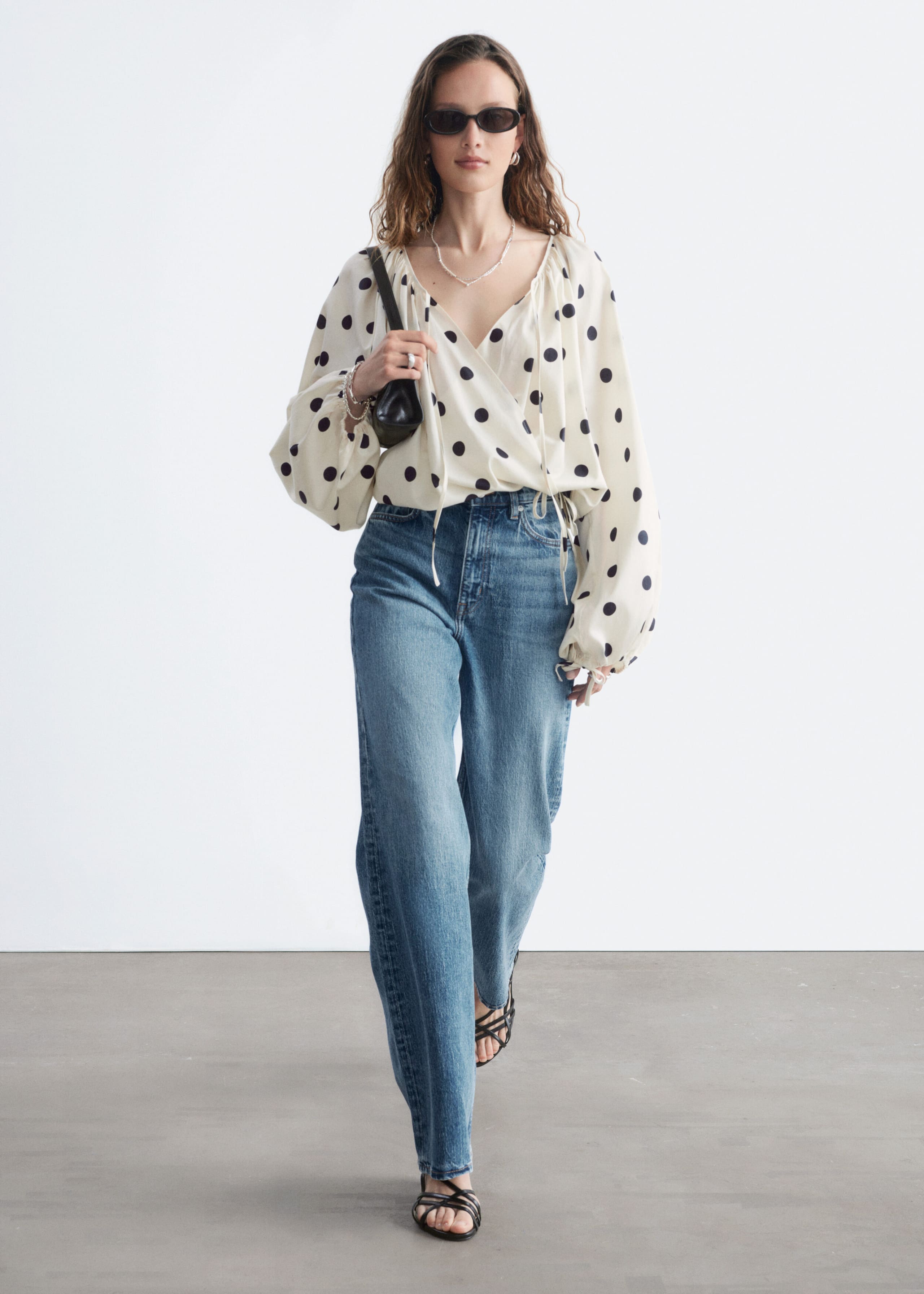 Wickelbluse aus Baumwolle - White/Black Dots - Stillleben