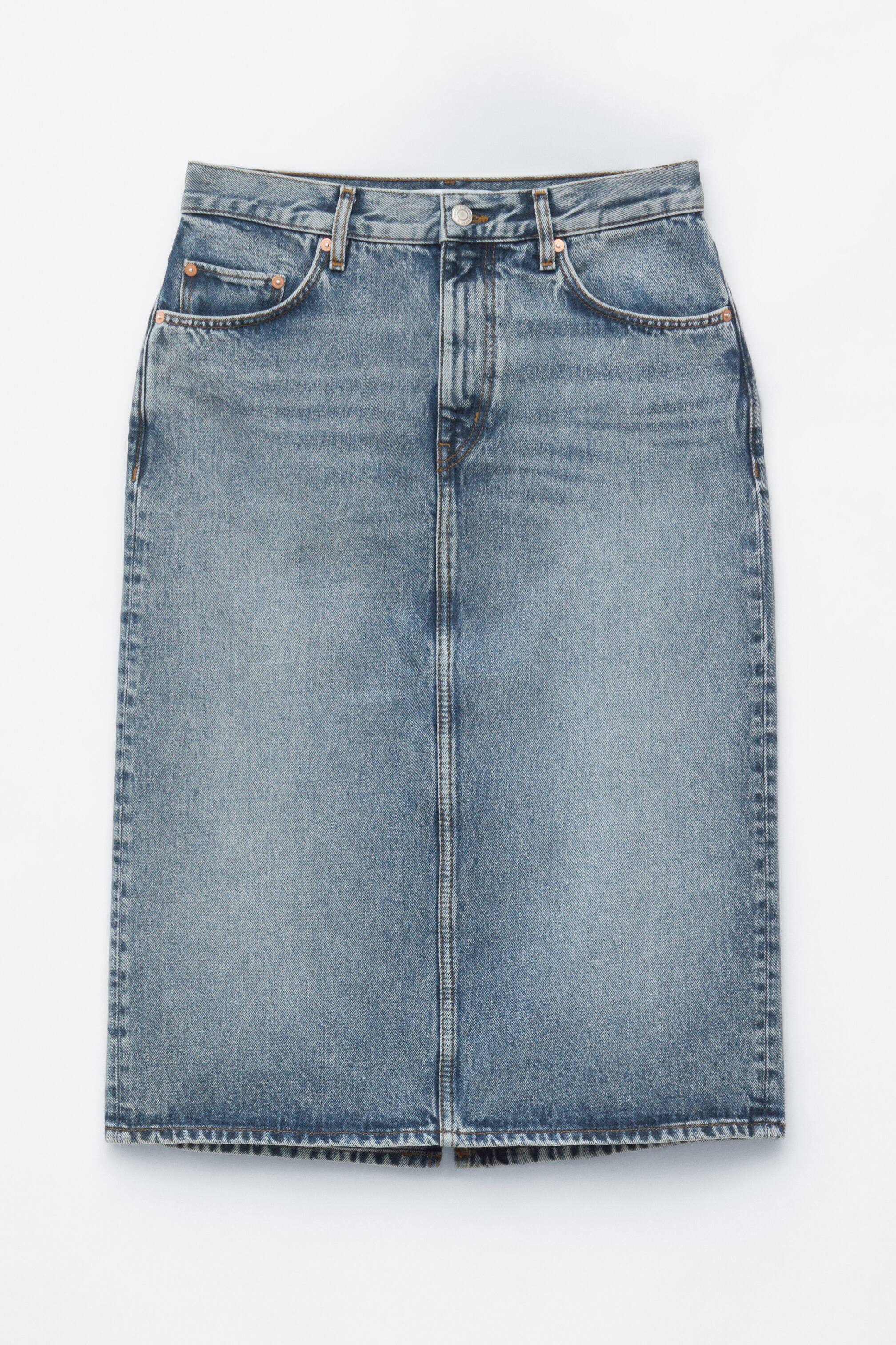 Преглед на по-голямо изображение: Представена е дънкова миди пола отпред, с изсветлял светлосин цвят, прав силует, гайки за колан, цип с копче тип шанк и два предни джоба с видими нитове.