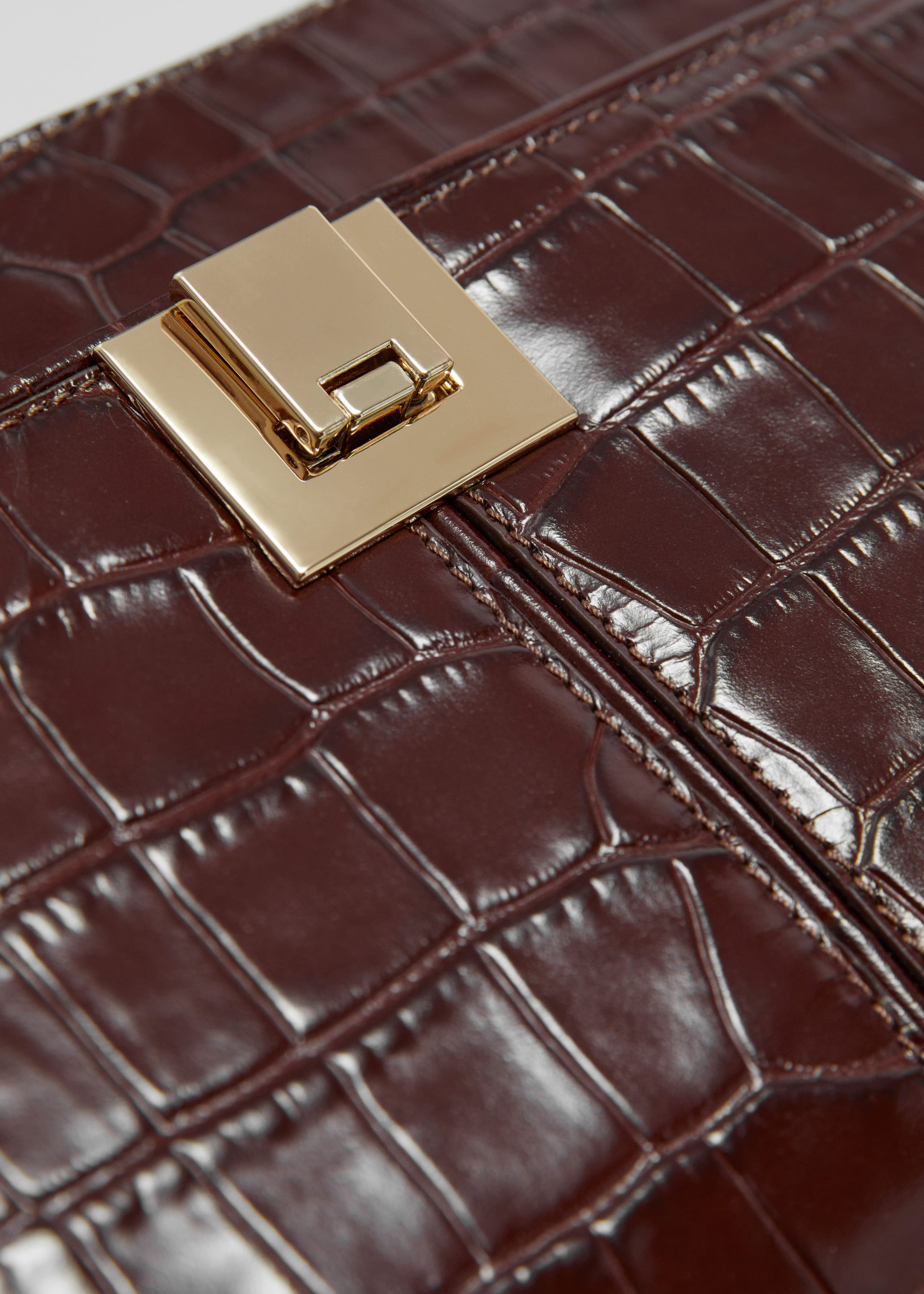 Lederhandtasche in Krokooptik - {{variantName}} - Beschreibendes Detail