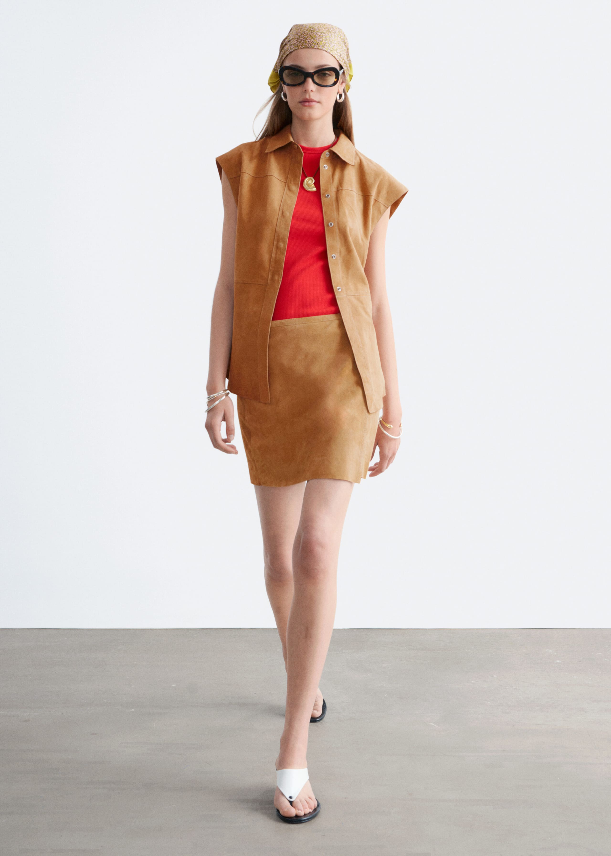 Ärmelloses Oberteil aus Veloursleder - Dunkelbeige - Lookbook