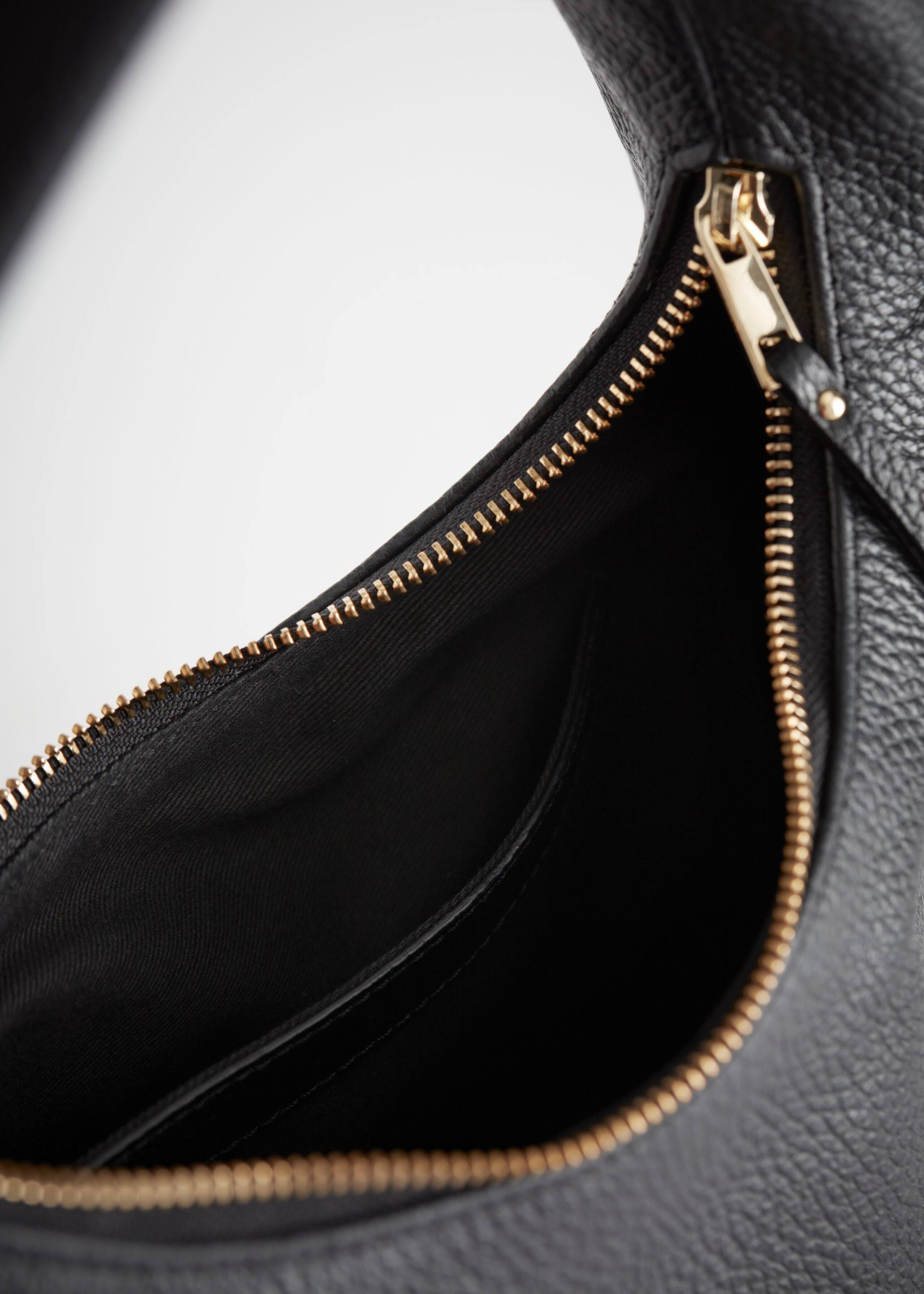 GrainyLeatherShoulderBag - {{variantName}} - Descrizione dettagliata