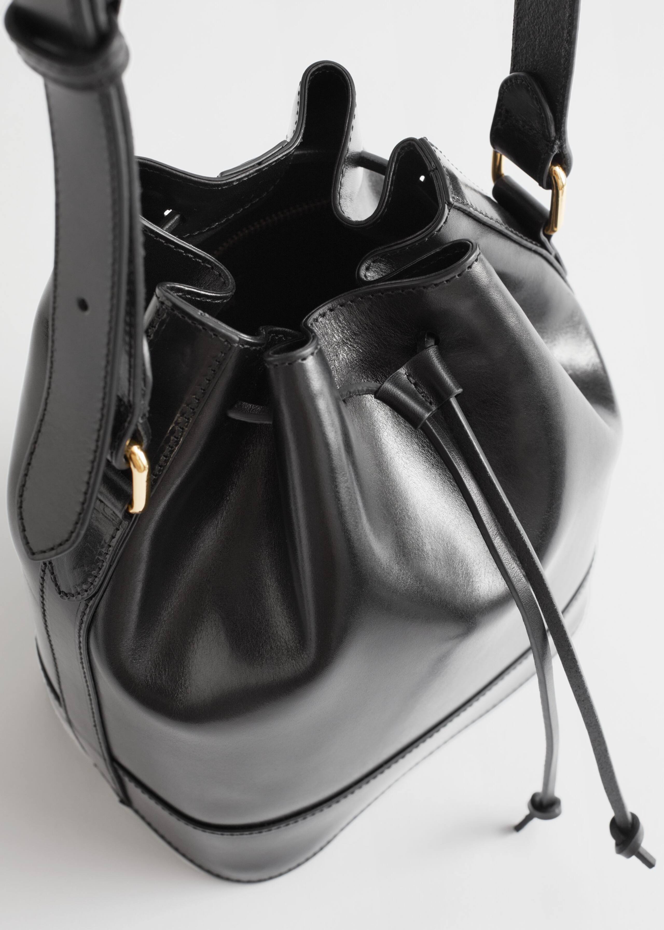 Topstitched Leather Bucket Bag - {{variantName}} - Descrizione dettagliata