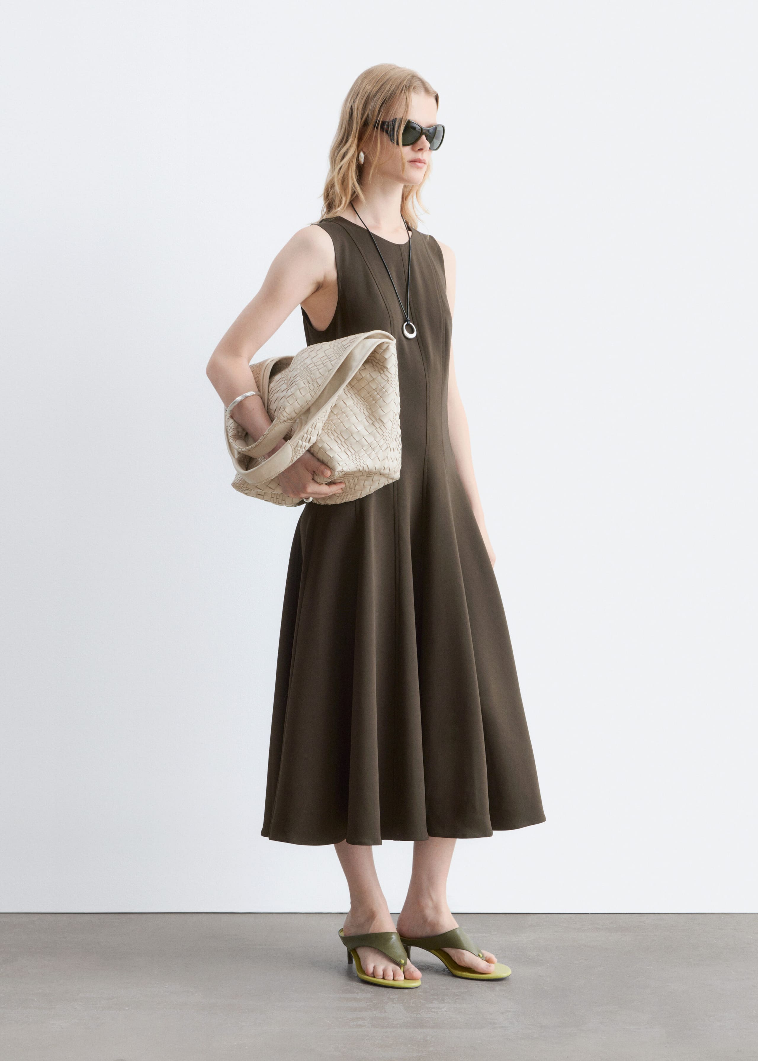 Sukienka midi z pionowymi szwami – Ciemnobrązowy – Lookbook