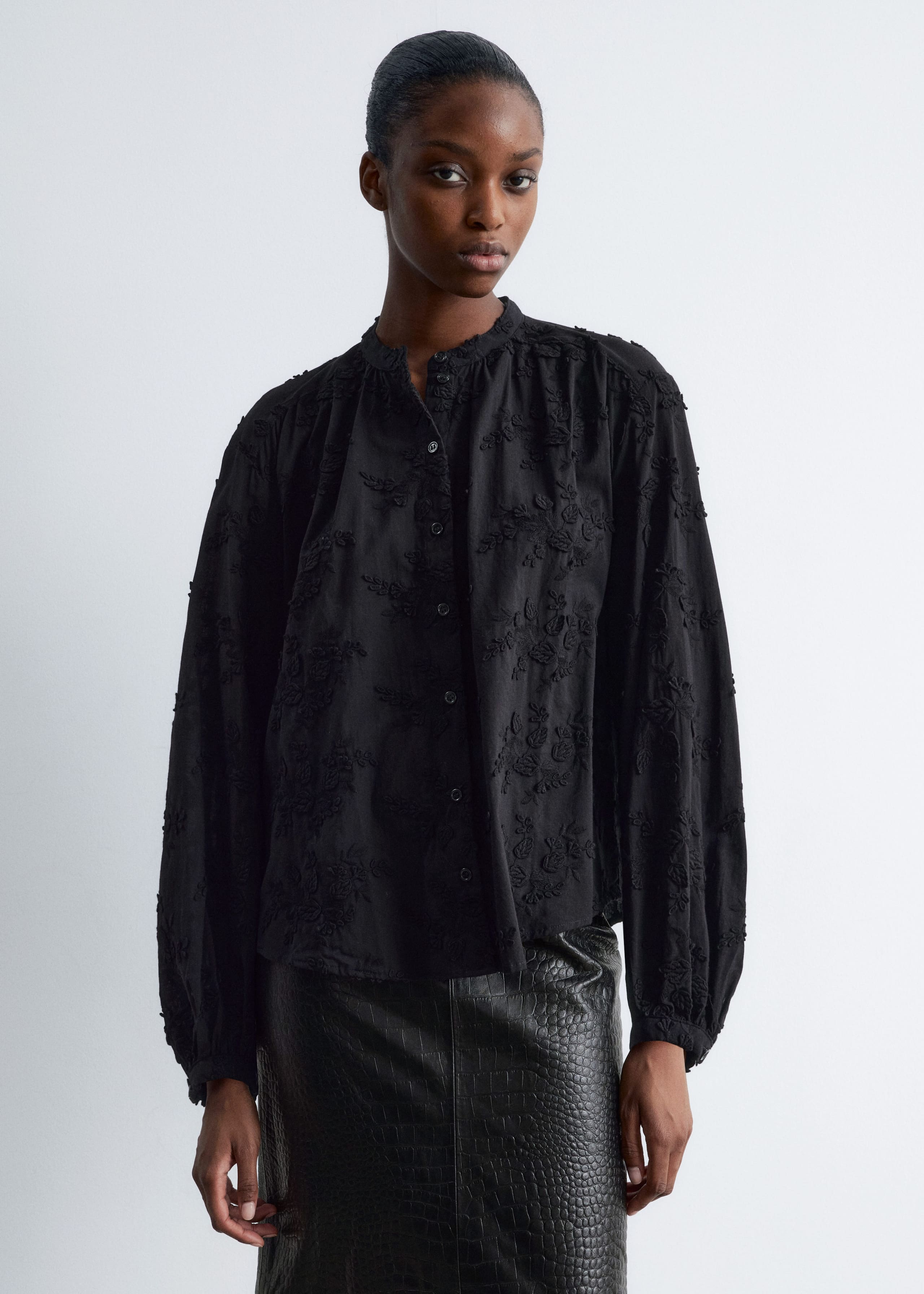 Image of Blusa voluminosa con apliques florales
