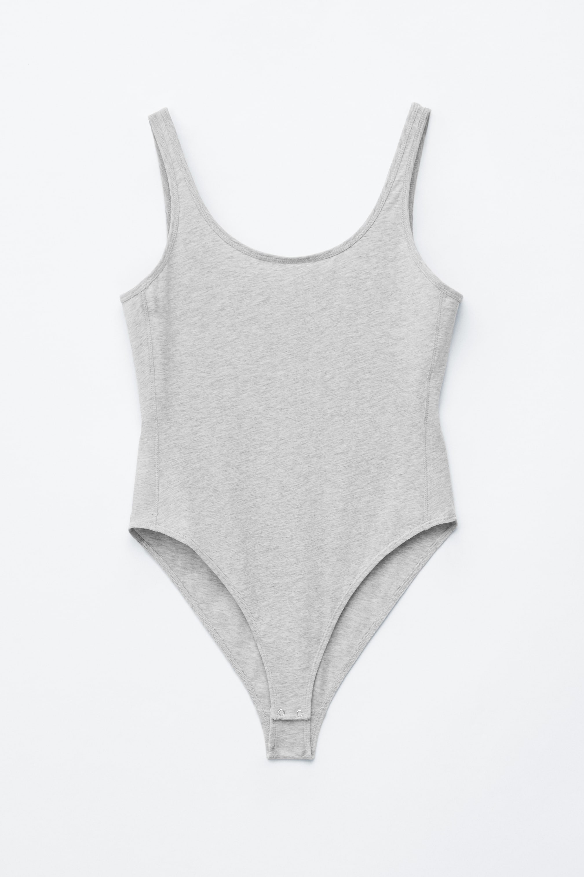 Näytä suurempi kuva: Harmaa body on esitetty etukuvassa; siinä on leveät olkaimet, pyöreä pääntie ja korkea reisiaukko sekä haarassa olevat neppikiinnitykset. Se on valmistettu kevyestä meleeratusta jersey-kankaasta.