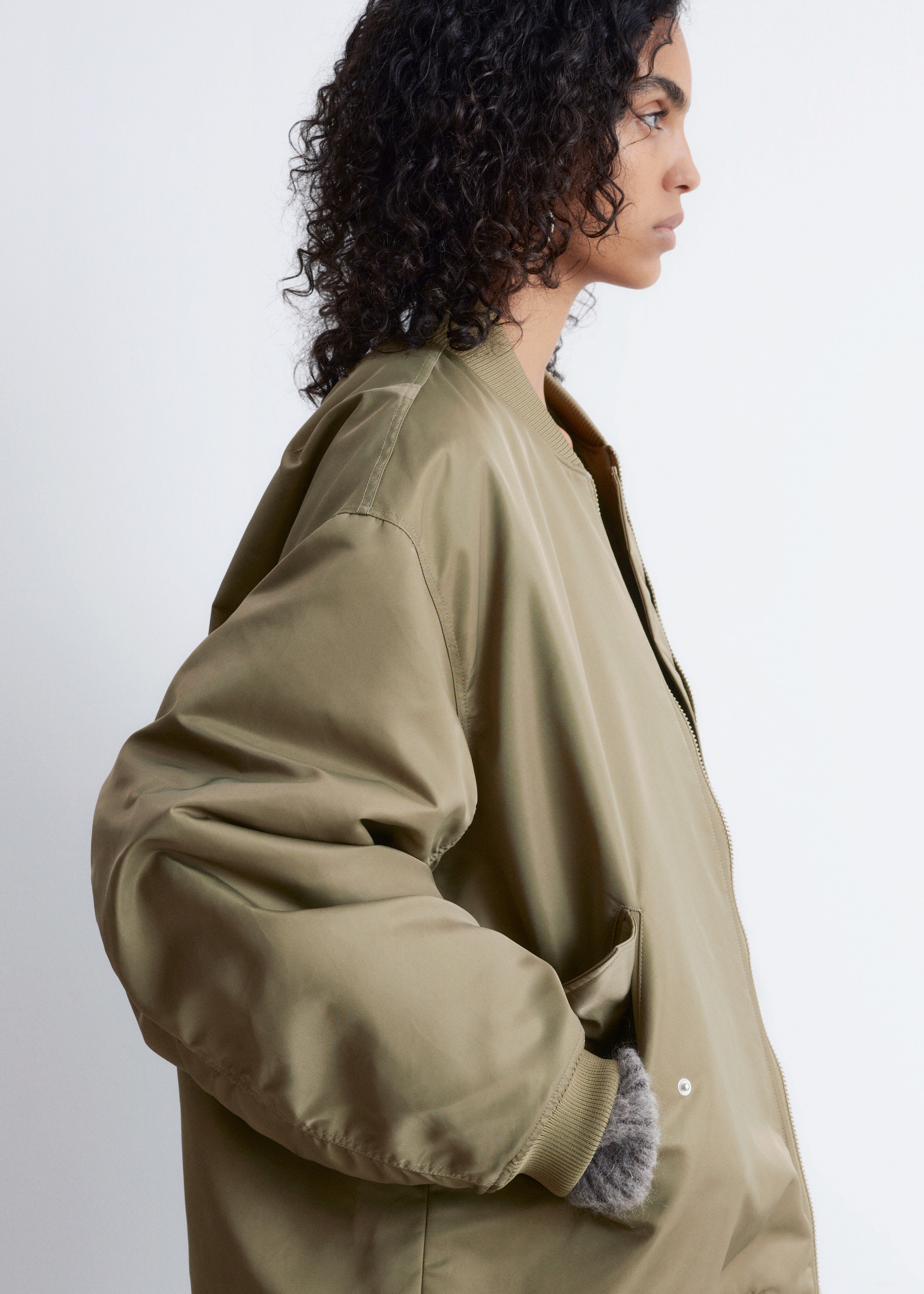 Näytä suurempi kuva: Pitkä bomber-takki - Khakinvihreä - NAISET | H&M FI 5