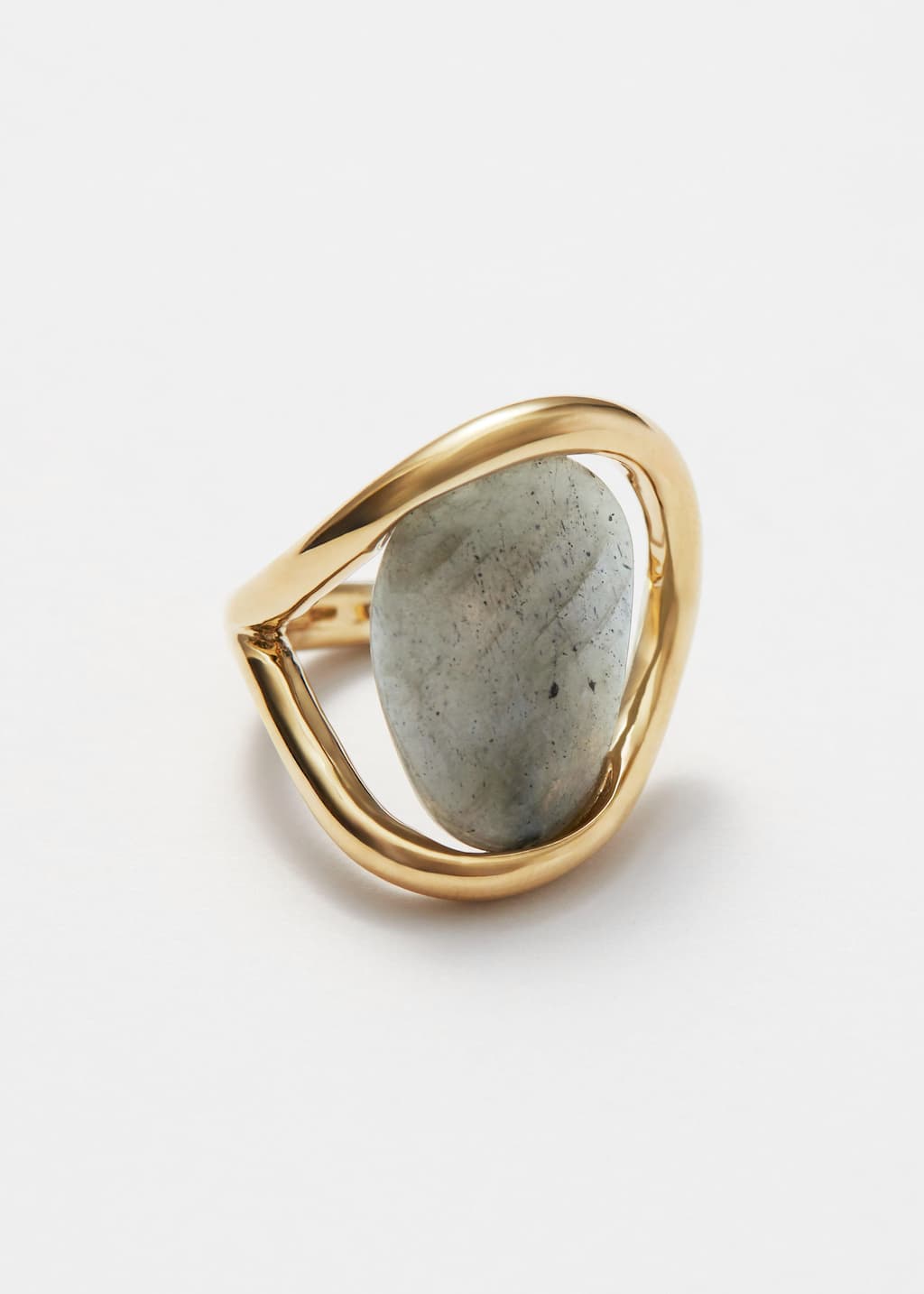 Bague en fil métallique ornée d’une pierre