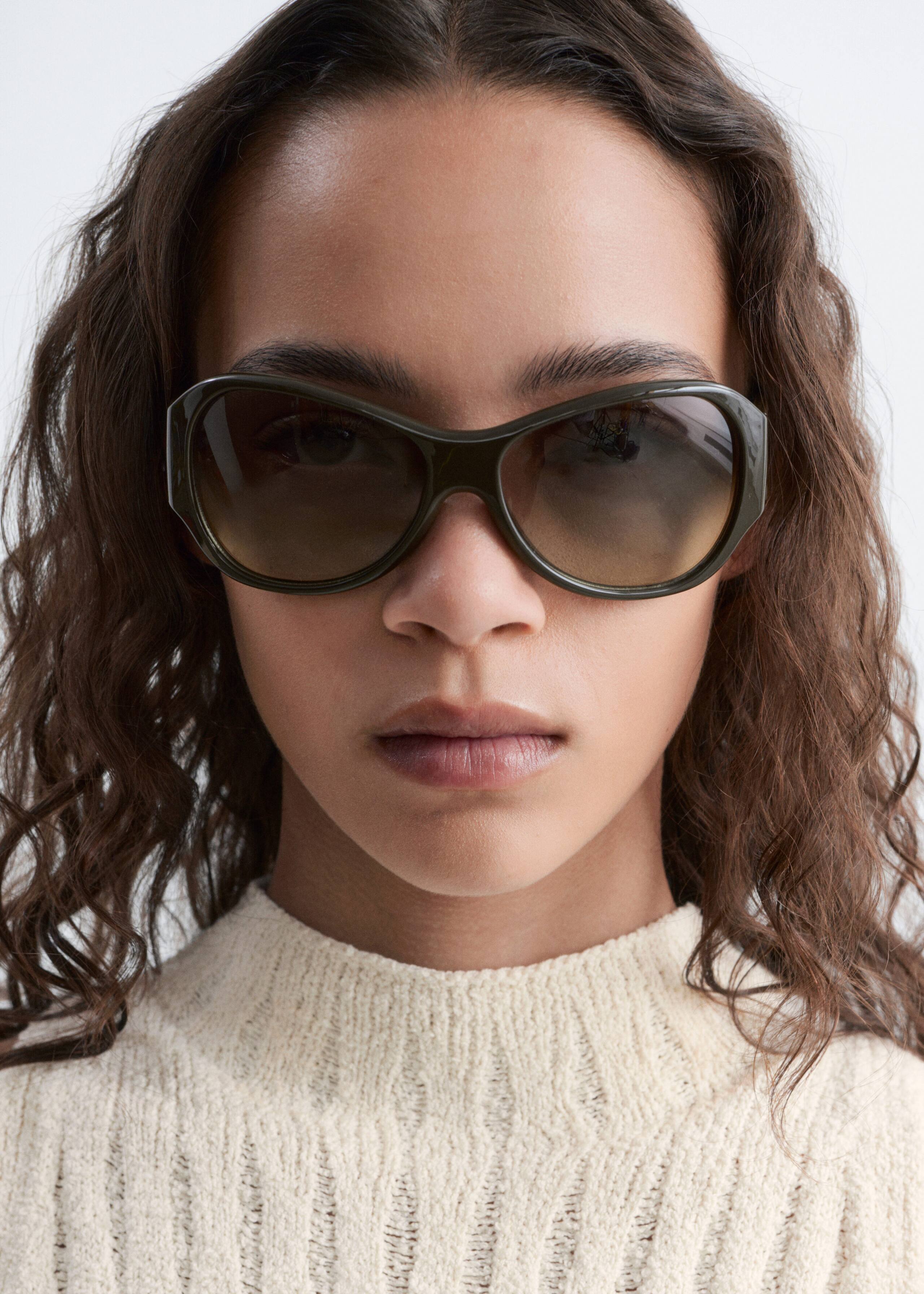 Oversized Curved Sunglasses - Dark Green - Still Life