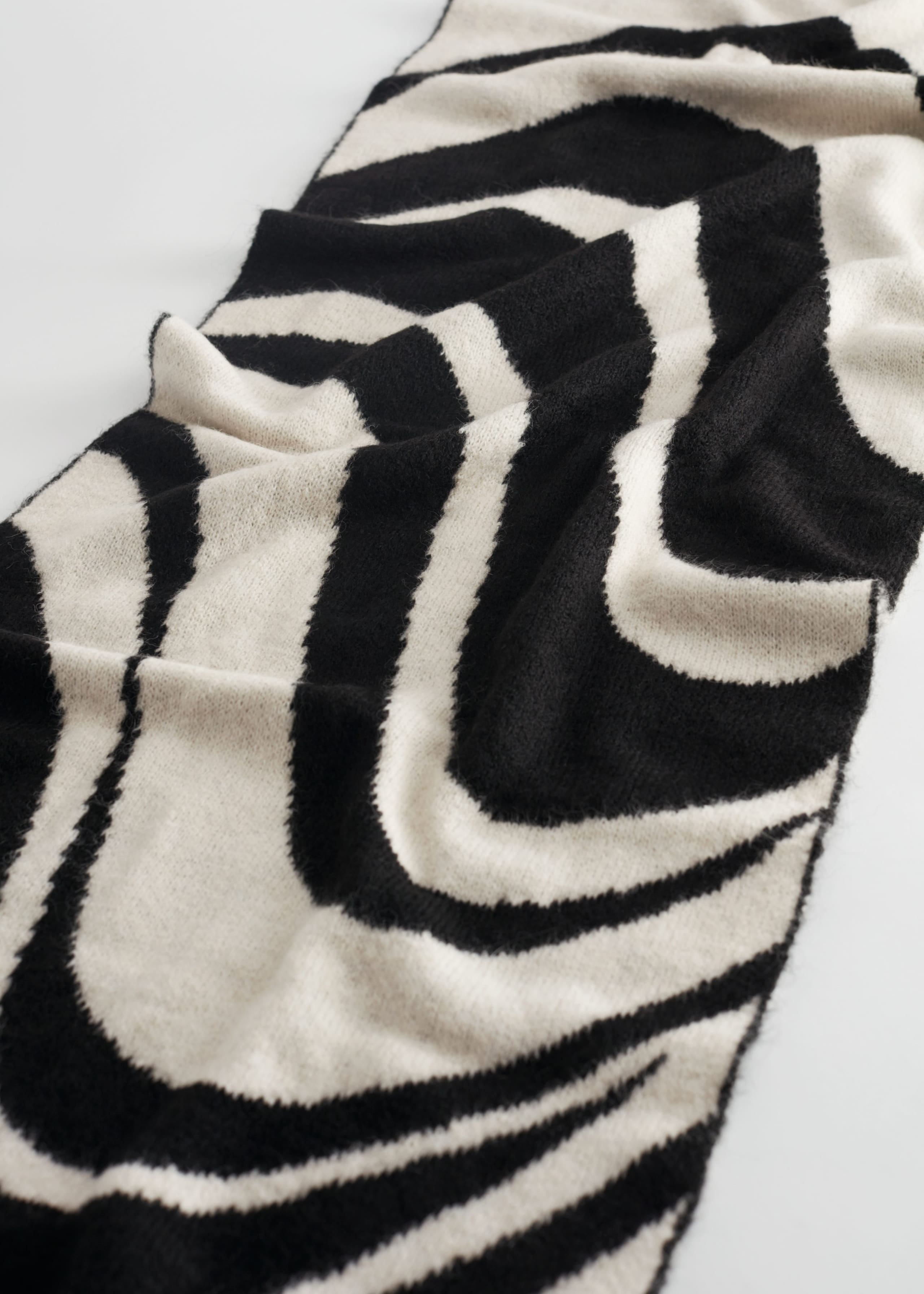 Graphical Jacquard Knit Scarf - {{variantName}} - Descriptive Detail