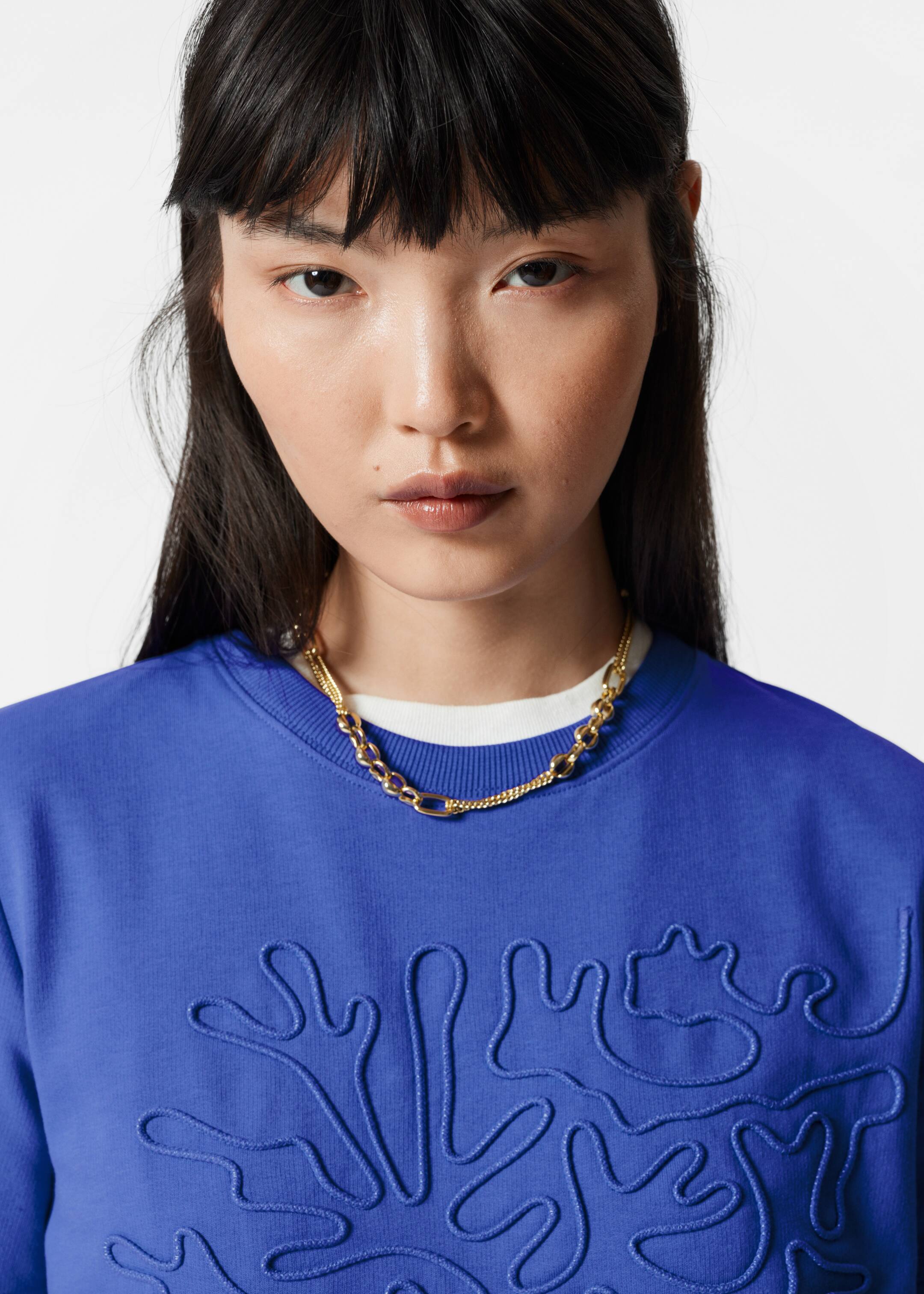 Se større billede: T-shirt med blomsterapplikationer - Blå abstrakt mønster - DAME | H&M DK 3