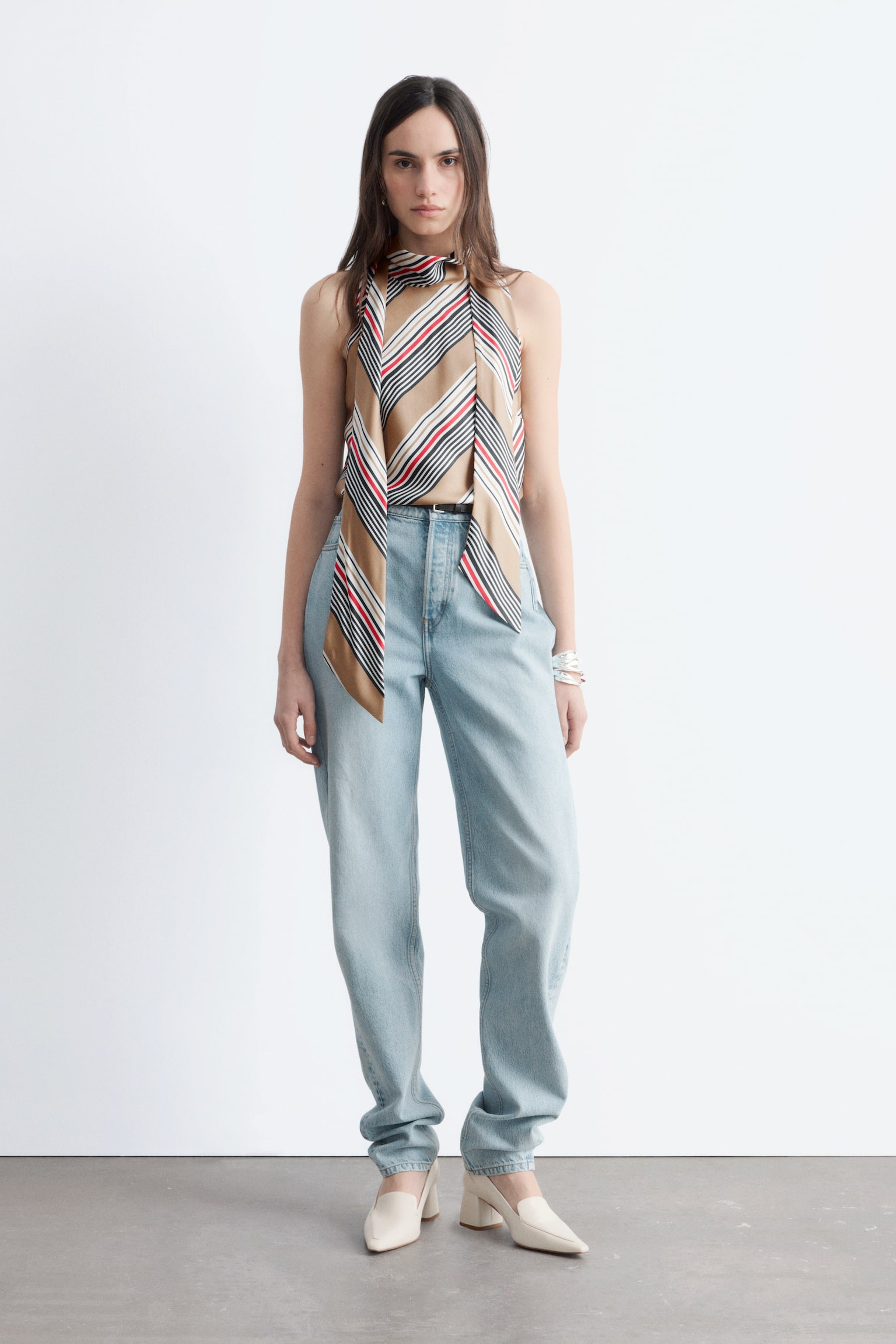 Top de seda con cuello de pañuelo - Beige/Rayas/Rojo/Estampado a cuadros - 1